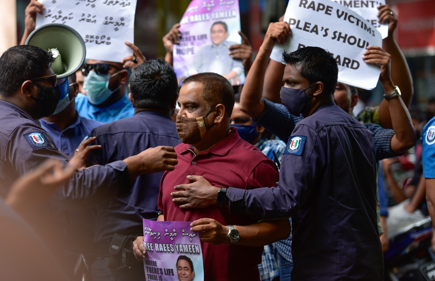 މާލެ: ޖުލައި 13، 2020- ސަރުކާރުގެ ކަމާ ގުޅޭ މުއައްސަސާތަކުން މީޑިއާތަކާ މެދު ތަފާތުކުރުން ގެންގުޅޭތީ އިދިކޮޅު ކޯލިޝަނުން މިއަދު ބޭއްވި މުޒާހަރާ ހުއްޓުވަން ފުލުހުން މަސައްކަތް ކުރަނީ.---ފޮޓޯ: އަހުމަދު އަވްޝަން/މިހާރު