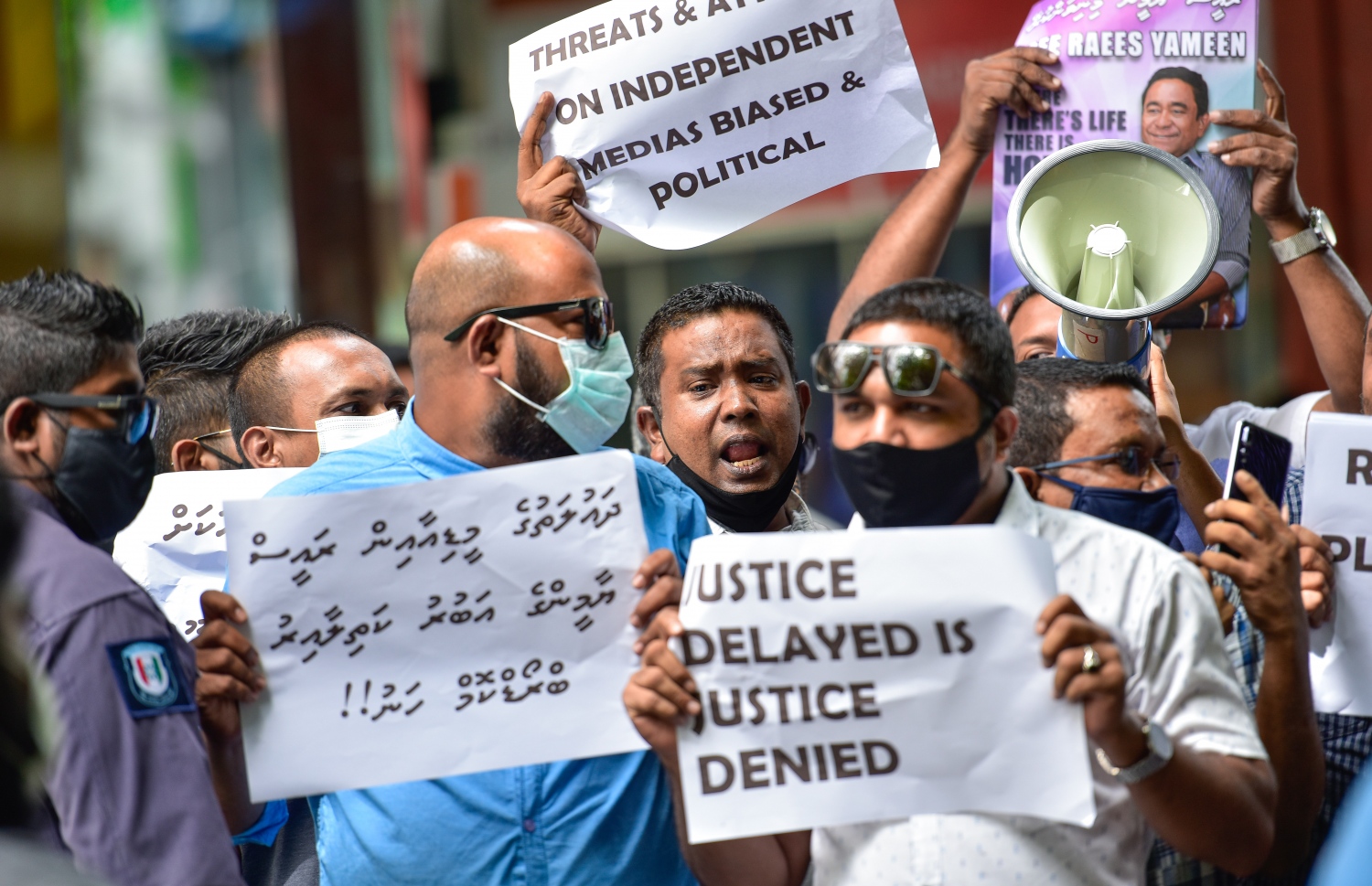 މާލެ: ޖުލައި 13، 2020- ސަރުކާރުގެ ކަމާ ގުޅޭ މުއައްސަސާތަކުން މީޑިއާތަކާ މެދު ތަފާތުކުރުން ގެންގުޅޭތީ ބްރޯޑްކާސްޓިން ކޮމިޝަން (ބްރޯޑްކޮމް) ގެ ކުރިމަތީގައި އިދިކޮޅު ކޯލިޝަނުން މިއަދު ބޭއްވި މުޒާހަރާގެ ތެރެއިން.---ފޮޓޯ: އަހުމަދު އަވްޝަން/މިހާރު
