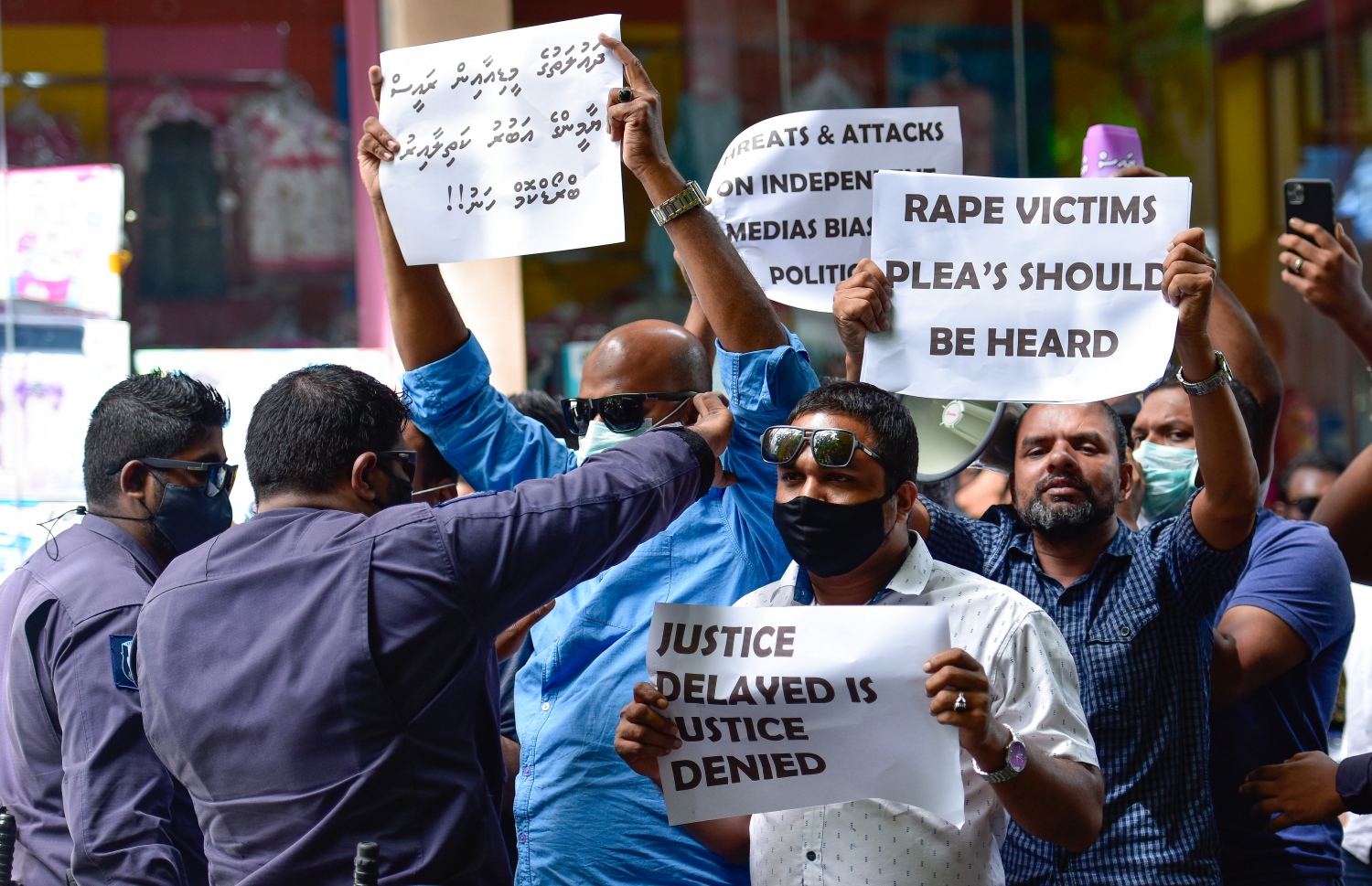 މާލެ: ޖުލައި 13، 2020- ސަރުކާރުގެ ކަމާ ގުޅޭ މުއައްސަސާތަކުން މީޑިއާތަކާ މެދު ތަފާތުކުރުން ގެންގުޅޭތީ ބްރޯޑްކާސްޓިން ކޮމިޝަން (ބްރޯޑްކޮމް) ގެ ކުރިމަތީގައި އިދިކޮޅު ކޯލިޝަނުން މިއަދު ބޭއްވި މުޒާހަރާގެ ތެރެއިން.---ފޮޓޯ: އަހުމަދު އަވްޝަން/މިހާރު