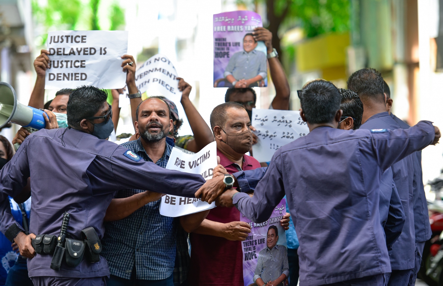 މާލެ: ޖުލައި 13، 2020- ސަރުކާރުގެ ކަމާ ގުޅޭ މުއައްސަސާތަކުން މީޑިއާތަކާ މެދު ތަފާތުކުރުން ގެންގުޅޭތީ އިދިކޮޅު ކޯލިޝަނުން މިއަދު ބޭއްވި މުޒާހަރާ ހުއްޓުވަން ފުލުހުން މަސައްކަތް ކުރަނީ.---ފޮޓޯ: އަހުމަދު އަވްޝަން/މިހާރު