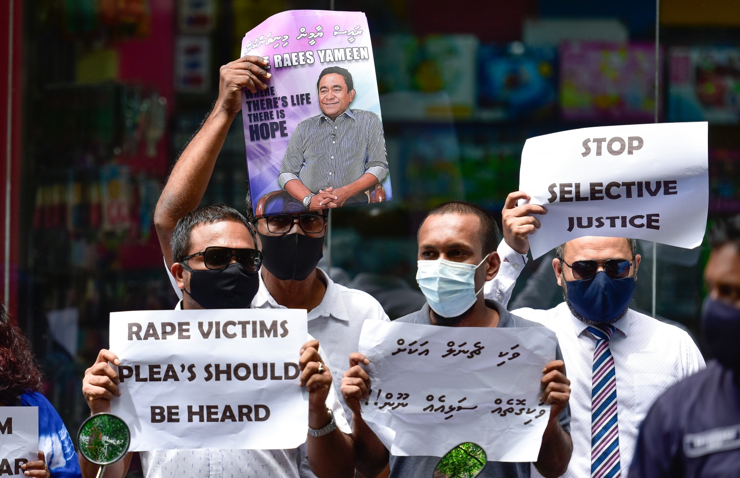 މާލެ: ޖުލައި 13، 2020- ސަރުކާރުގެ ކަމާ ގުޅޭ މުއައްސަސާތަކުން މީޑިއާތަކާ މެދު ތަފާތުކުރުން ގެންގުޅޭތީ ބްރޯޑްކާސްޓިން ކޮމިޝަން (ބްރޯޑްކޮމް) ގެ ކުރިމަތީގައި އިދިކޮޅު ކޯލިޝަނުން މިއަދު ބޭއްވި މުޒާހަރާގެ ތެރެއިން.---ފޮޓޯ: އަހުމަދު އަވްޝަން/މިހާރު