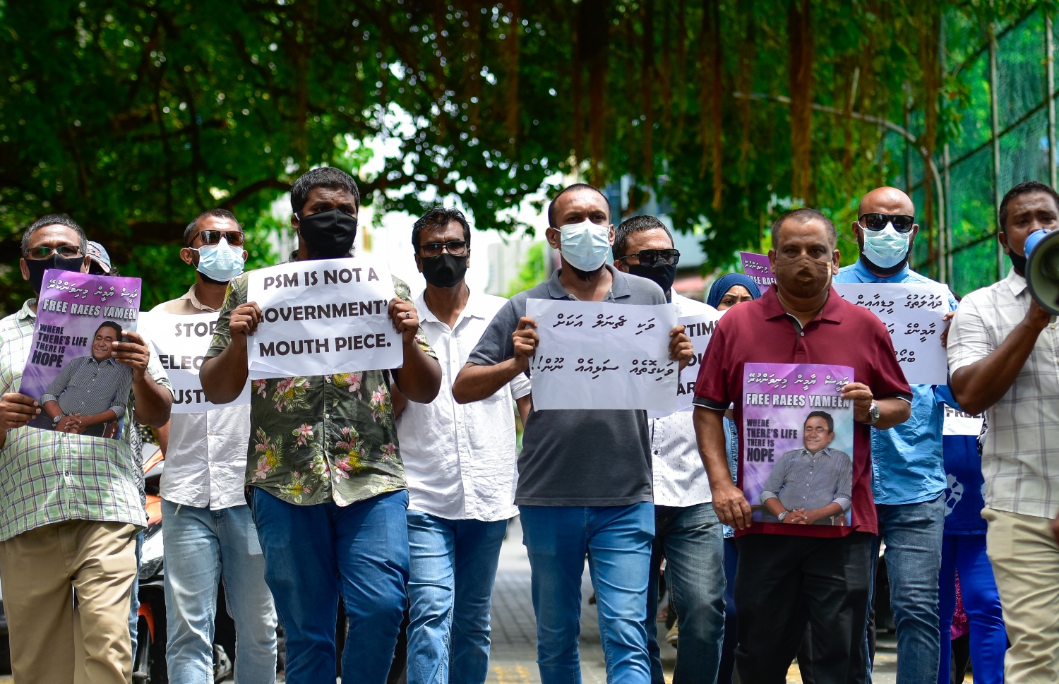 މާލެ: ޖުލައި 13، 2020- ސަރުކާރުގެ ކަމާ ގުޅޭ މުއައްސަސާތަކުން މީޑިއާތަކާ މެދު ތަފާތުކުރުން ގެންގުޅޭތީ އިދިކޮޅު ކޯލިޝަނުން މިއަދު ބޭއްވި މުޒާހަރާގެ ތެރެއިން.---ފޮޓޯ: އަހުމަދު އަވްޝަން/މިހާރު