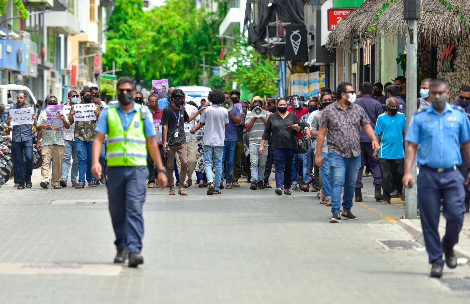 މާލެ: ޖުލައި 13، 2020- ސަރުކާރުގެ ކަމާ ގުޅޭ މުއައްސަސާތަކުން މީޑިއާތަކާ މެދު ތަފާތުކުރުން ގެންގުޅޭތީ އިދިކޮޅު ކޯލިޝަނުން މިއަދު ބޭއްވި މުޒާހަރާގެ ތެރެއިން.---ފޮޓޯ: އަހުމަދު އަވްޝަން/މިހާރު