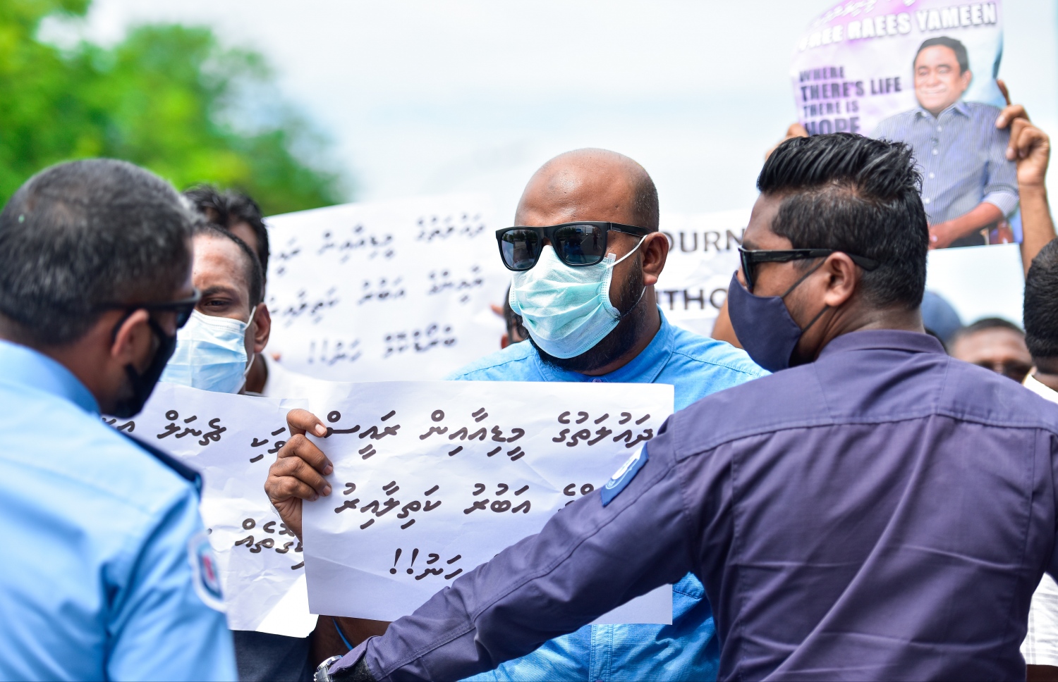 މާލެ: ޖުލައި 13، 2020- ސަރުކާރުގެ ކަމާ ގުޅޭ މުއައްސަސާތަކުން މީޑިއާތަކާ މެދު ތަފާތުކުރުން ގެންގުޅޭތީ ބްރޯޑްކާސްޓިން ކޮމިޝަން (ބްރޯޑްކޮމް) ގެ ކުރިމަތީގައި އިދިކޮޅު ކޯލިޝަނުން މިއަދު ބޭއްވި މުޒާހަރާގެ ތެރެއިން.---ފޮޓޯ: އަހުމަދު އަވްޝަން/މިހާރު