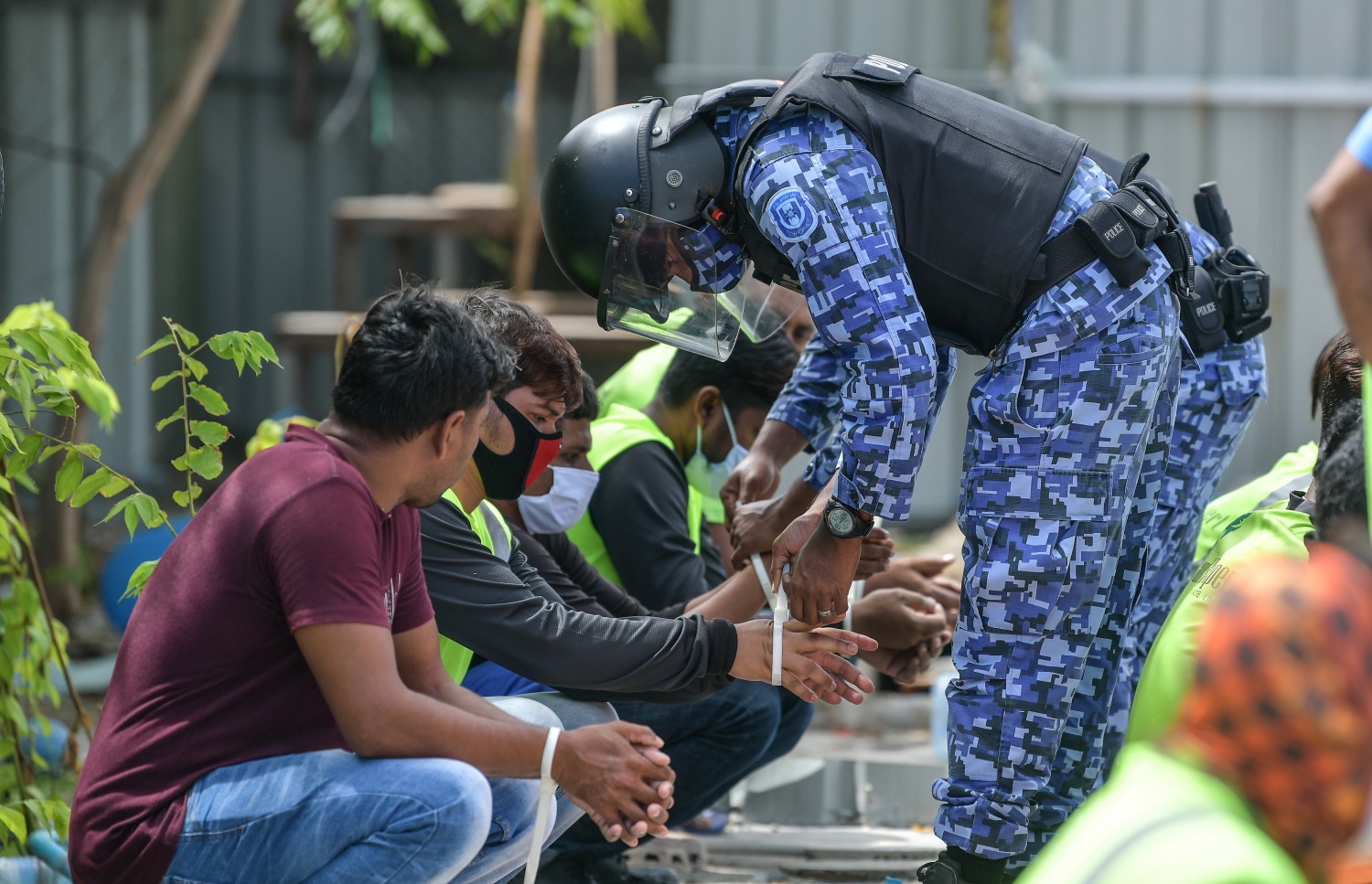 ހުޅުމާލޭގައި އިއްޔެ ހަމަނުޖެހުން ހިންގި ބިދޭސީން އަތުގައި ފުލުހަކު ބިޑި އަޅުވަނީ.---ފޮޓޯ: ނިޝާން އަލީ/މިހާރު