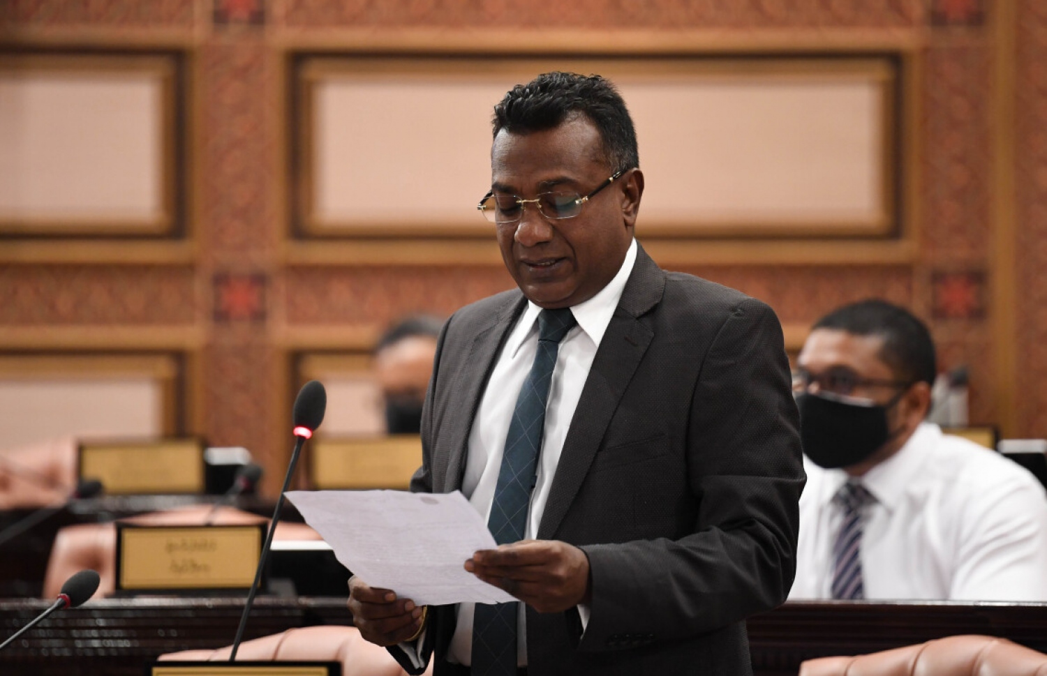 މަޖިލީހުގެ މިއަދުގެ ޖަލްސާގައި ޖާބިރު ވާހަކަ ދައްކަވަނީ.---ފޮޓޯ: މަޖިލިސް