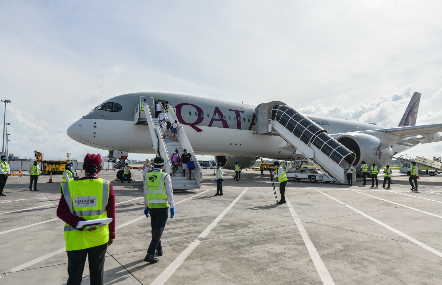 ރާއްޖޭގެ ބޯޑަރު އަލުން ހުޅުވައިލުމާ ގުޅިގެން ވެލާނާ އިންޓަނޭޝަނަލް އެއާޕޯޓަށް ފުރަތަމަ ޖެއްސި ގަތަރު އެއާވޭސްގެ މަތިންދާބޯޓުން ޓޫރިސްޓުން ފައިބަނީ.---ފޮޓޯ: ނިޝާން އަލީ/މިހާރު