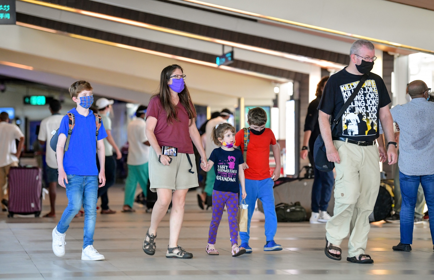 ހުޅުލެ: ޖުލައި 15، 2020: ކޮވިޑް-19 އިން ރައްކާތެރިވުމަށް އެޅި ފިޔަވަޅުތަކުގެ ތެރެއިން، ރާއްޖޭގެ ބޯޑަރު ގާތްގަނޑަކަށް ހަތަރު މަސް ދުވަހަށް ބަންދު ކުރުމަށް ފަހު އަލުން ހުޅުވާލުމުން އެންމެ ފުރަތަމަ ވީއައިއޭ އަށް ޖެއްސި ގަތަރު އެއާވޭސްގެ ބޯޓުން އައި ޓޫރިސްޓުން އެއާޕޯޓު ތެރޭގައި.-- ފޮޓޯ: ނިޝާން އަލީ /މިހާރު