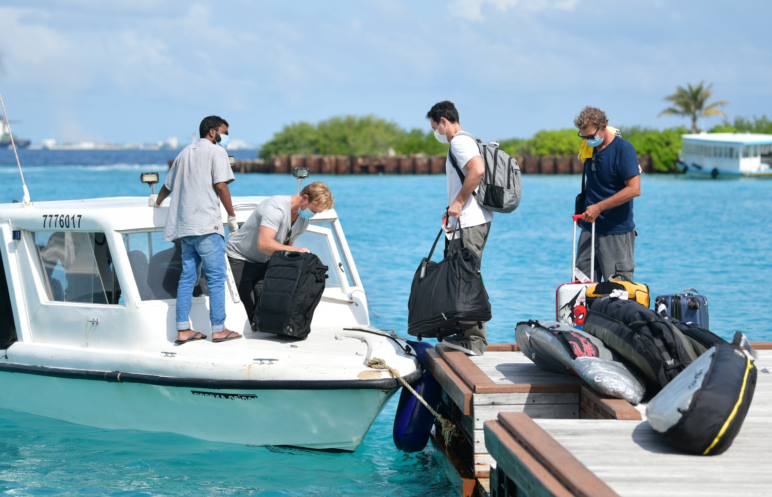 ހުޅުލެ: ޖުލައި 15، 2020: ކޮވިޑް-19 އިން ރައްކާތެރިވުމަށް އެޅި ފިޔަވަޅުތަކުގެ ތެރެއިން، ރާއްޖޭގެ ބޯޑަރު ގާތްގަނޑަކަށް ހަތަރު މަސް ދުވަހަށް ބަންދު ކުރުމަށް ފަހު އަލުން ހުޅުވާލުމުން އެންމެ ފުރަތަމަ ވީއައިއޭ އަށް ޖެއްސި ގަތަރު އެއާވޭސްގެ ބޯޓުން އައި ޓޫރިސްޓުން ރިސޯޓުތަކަށް ދިއުމަށް ލޯންޗަށް އަރަނީ.-- ފޮޓޯ: ނިޝާން އަލީ /މިހާރު