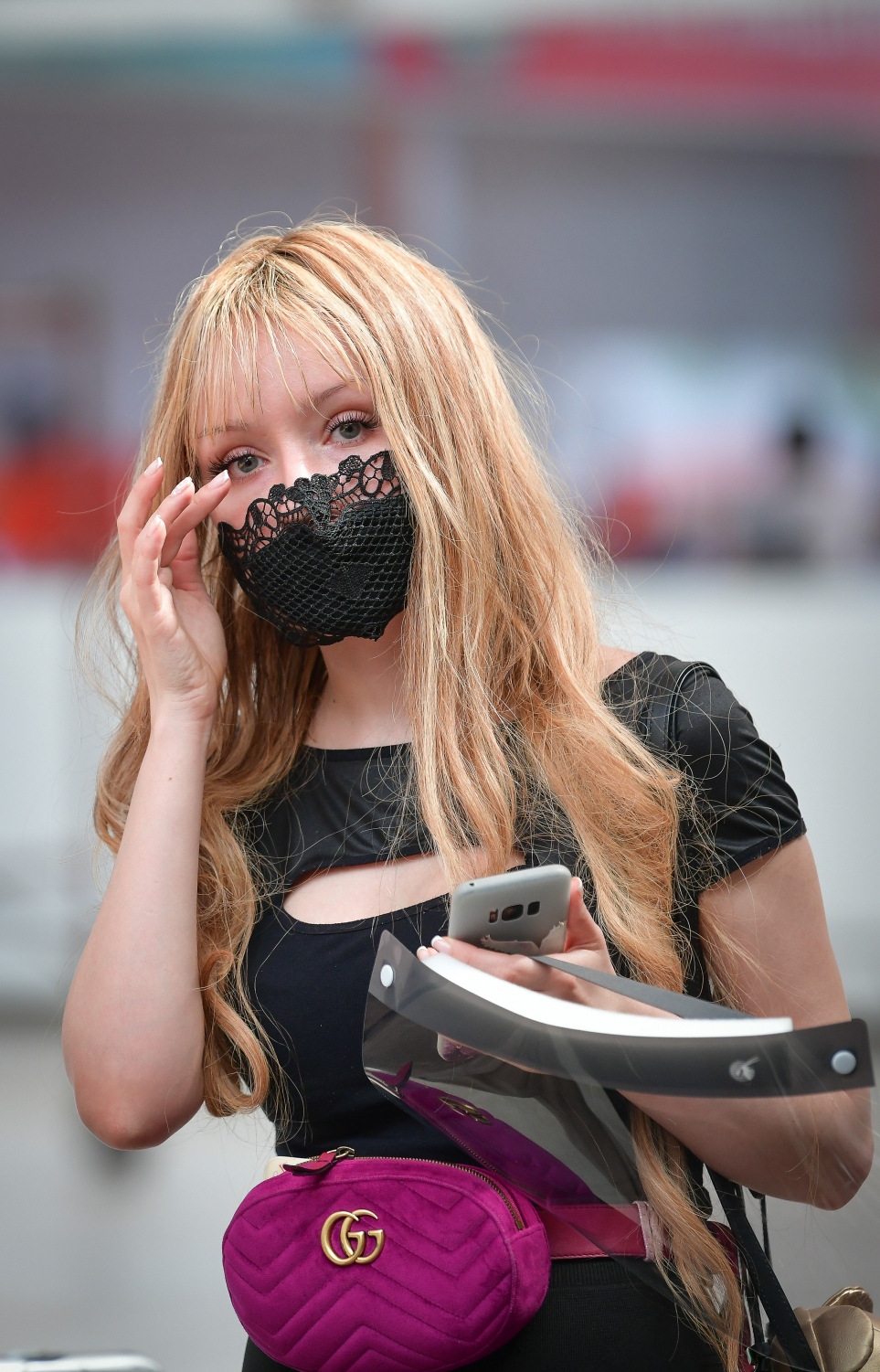 ހުޅުލެ: ޖުލައި 15، 2020: ކޮވިޑް-19 އިން ރައްކާތެރިވުމަށް އެޅި ފިޔަވަޅުތަކުގެ ތެރެއިން، ރާއްޖޭގެ ބޯޑަރު ގާތްގަނޑަކަށް ހަތަރު މަސް ދުވަހަށް ބަންދު ކުރުމަށް ފަހު އަލުން ހުޅުވާލުމުން އެންމެ ފުރަތަމަ ވީއައިއޭ އަށް ޖެއްސި ގަތަރު އެއާވޭސްގެ ބޯޓުން އައި ޓޫރިސްޓަކު މާސްކުއަޅައިގެން އެއާޕޯޓުތެރޭގައި މަޑުކޮށްލައިގެން.-- ފޮޓޯ: ނިޝާން އަލީ /މިހާރު