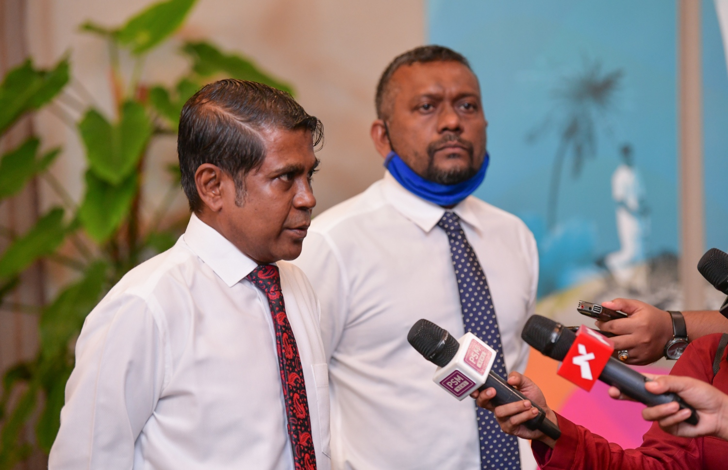 ރާއްޖޭގެ ބޯޑަރު އަލުން ހުޅުވުމާ ގުޅިގެން، ވީއައިއޭގައި މިއަދު ހެނދުނު ބޭއްވި ރަސްމިއްޔާތަށް ފަހު، އެމްއެމްޕީއާރުސީގެ އެމްޑީ ތޮއްޔިބު މީޑިއާއާ ވާހަކަ ދައްކަވާއިރު، އަރިހުގައި މިނިސްޓަރު ފައްޔާޒް.---ފޮޓޯ: ނިޝާން އަލީ/މިހާރު