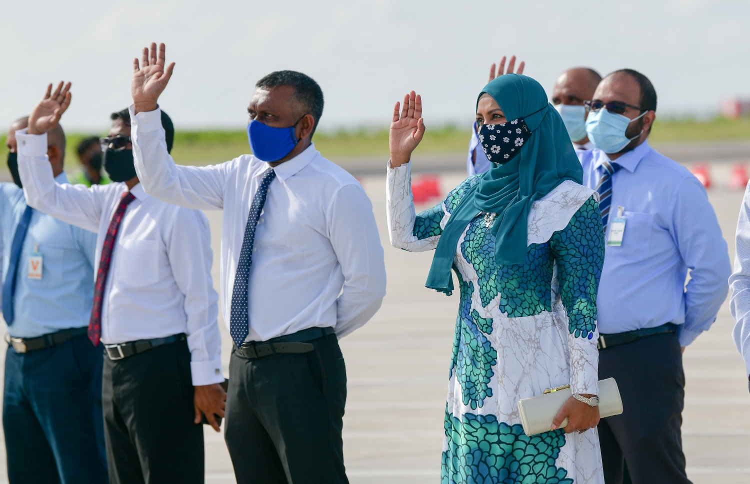 ހުޅުލެ: ޖުލައި 15، 2020: ކޮވިޑް-19 އިން ރައްކާތެރިވުމަށް އެޅި ފިޔަވަޅުތަކުގެ ތެރެއިން، ރާއްޖޭގެ ބޯޑަރު ގާތްގަނޑަކަށް ހަތަރު މަސް ދުވަހަށް ބަންދު ކުރުމަށް ފަހު އަލުން ހުޅުވާލުމުން އެންމެ ފުރަތަމަ ވީއައިއޭ އަށް ޖެއްސި ގަތަރު އެއާވޭސްގެ ބޯޓުން އައި ޓޫރިސްޓުންނަށް ޓްރާންޕޯޓު މިނިސްޓަރު އައިޝަތު ނަހުލާ އަދި އެކޮނޮމިކް މިނިސްޓަރު ފައްޔާޒު އިސްމައިލް މަރުހަބާ ދަންނަވަނީ.-- ފޮޓޯ: ނިޝާން އަލީ /މިހާރު