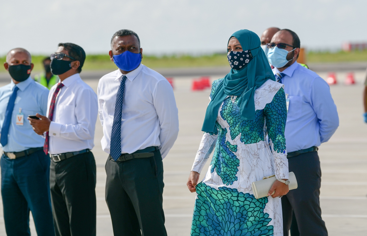 ހުޅުލެ: ޖުލައި 15، 2020: ކޮވިޑް-19 އިން ރައްކާތެރިވުމަށް އެޅި ފިޔަވަޅުތަކުގެ ތެރެއިން، ރާއްޖޭގެ ބޯޑަރު ގާތްގަނޑަކަށް ހަތަރު މަސް ދުވަހަށް ބަންދު ކުރުމަށް ފަހު އަލުން ހުޅުވާލުމަށް ވީއައިއޭގައި ބޭއްވި ހާއްސަ ރަސްމިއްޔާތުގައި ބައެއް ވަޒީރުން ބައިވެރިވެ ވަޑައިގަންނަވަނީ.-- ފޮޓޯ: ނިޝާން އަލީ /މިހާރު