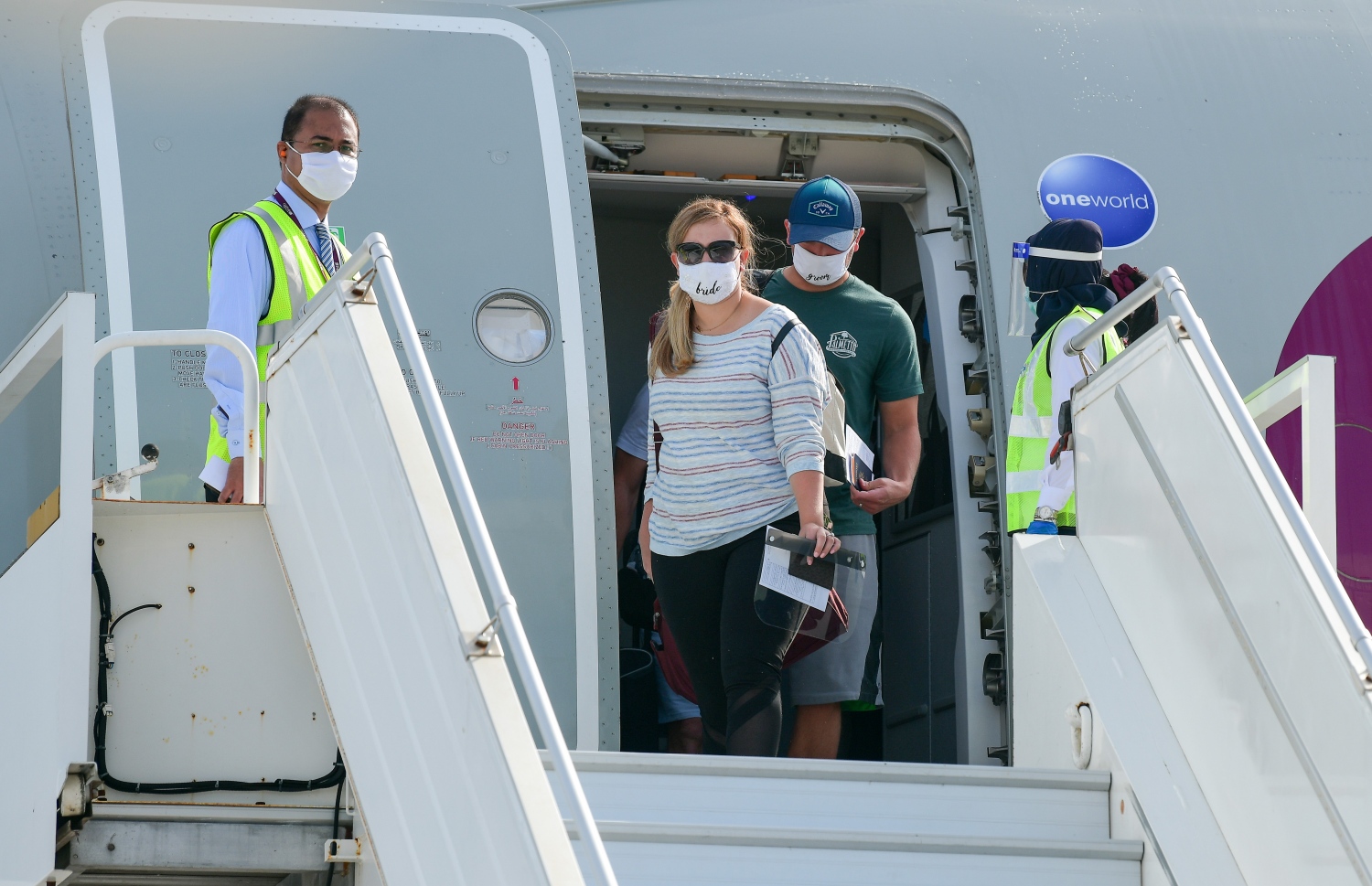 ހުޅުލެ: ޖުލައި 15، 2020: ކޮވިޑް-19 އިން ރައްކާތެރިވުމަށް އެޅި ފިޔަވަޅުތަކުގެ ތެރެއިން، ރާއްޖޭގެ ބޯޑަރު ގާތްގަނޑަކަށް ހަތަރު މަސް ދުވަހަށް ބަންދު ކުރުމަށް ފަހު އަލުން ހުޅުވާލުމުން އެންމެ ފުރަތަމަ ވީއައިއޭ އަށް ޖެއްސި ގަތަރު އެއާވޭސްގެ މަތިންދާބޯޓުން ޓޫރިސްޓުން ފައިބަނީ.-- ފޮޓޯ: ނިޝާން އަލީ /މިހާރު