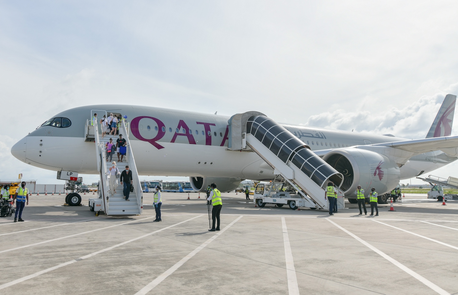 ހުޅުލެ: ޖުލައި 15، 2020: ކޮވިޑް-19 އިން ރައްކާތެރިވުމަށް އެޅި ފިޔަވަޅުތަކުގެ ތެރެއިން، ރާއްޖޭގެ ބޯޑަރު ގާތްގަނޑަކަށް ހަތަރު މަސް ދުވަހަށް ބަންދު ކުރުމަށް ފަހު އަލުން ހުޅުވާލުމުން އެންމެ ފުރަތަމަ ވީއައިއޭ އަށް ޖެއްސި ގަތަރު އެއާވޭސްގެ މަތިންދާބޯޓުން ޓޫރިސްޓުން ފައިބަނީ.-- ފޮޓޯ: ނިޝާން އަލީ /މިހާރު