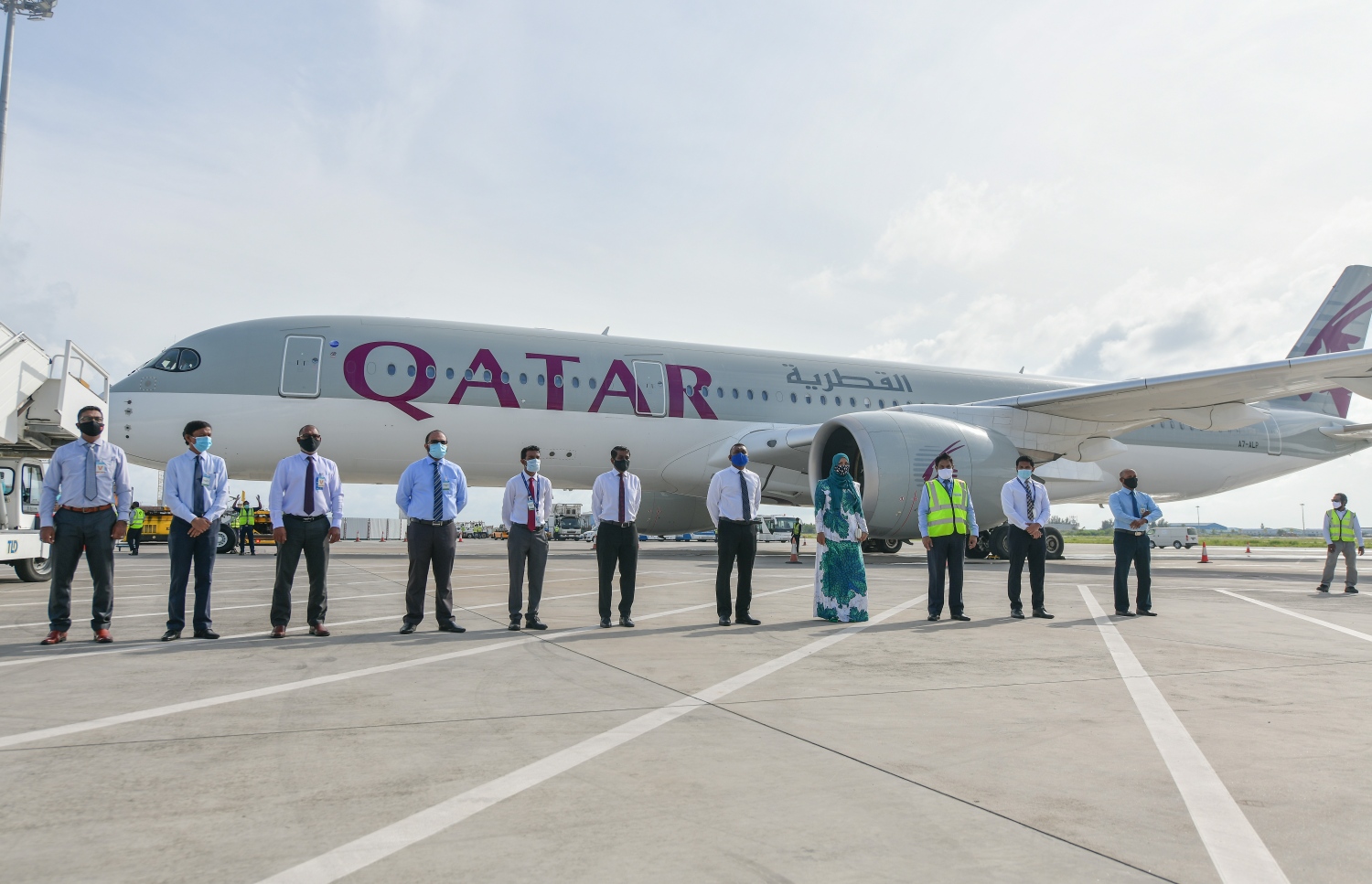 ހުޅުލެ: ޖުލައި 15، 2020: ކޮވިޑް-19 އިން ރައްކާތެރިވުމަށް އެޅި ފިޔަވަޅުތަކުގެ ތެރެއިން، ރާއްޖޭގެ ބޯޑަރު ގާތްގަނޑަކަށް ހަތަރު މަސް ދުވަހަށް ބަންދު ކުރުމަށް ފަހު އަލުން ހުޅުވާލުމުން އެންމެ ފުރަތަމަ ވީއައިއޭ އަށް ޖެއްސި ގަތަރު އެއާވޭސްގެ ބޯޓުން އައި ޓޫރިސްޓުންނަށް މަރުހަބާ ކިޔުމަށް ބޭއްވި ރަސްމިޔާތުގައި ބައެއް ވަޒީރުންނާއި ސަރުކާރުގެ އިސް ބޭފުޅުން ބައިވެރިވެ ވަޑައިގަންނަވަނީ.-- ފޮޓޯ: ނިޝާން އަލީ /މިހާރު