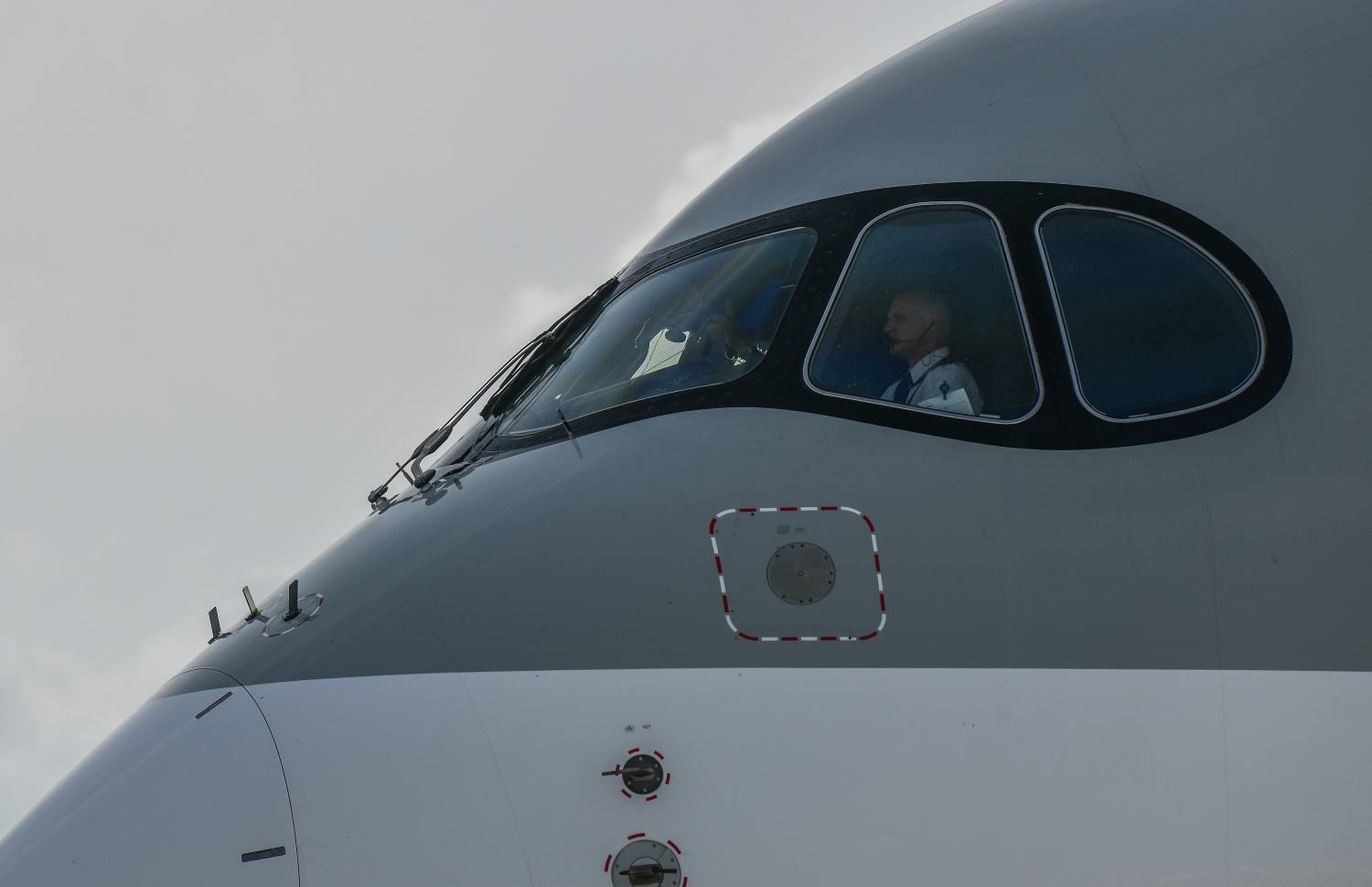 ހުޅުލެ: ޖުލައި 15، 2020: ކޮވިޑް-19 އިން ރައްކާތެރިވުމަށް އެޅި ފިޔަވަޅުތަކުގެ ތެރެއިން، ރާއްޖޭގެ ބޯޑަރު ގާތްގަނޑަކަށް ހަތަރު މަސް ދުވަހަށް ބަންދު ކުރުމަށް ފަހު އަލުން ހުޅުވާލުމުން އެންމެ ފުރަތަމަ ވީއައިއޭ އަށް ޖެއްސި ގަތަރު އެއާވޭސްގެ ބޯޓު ޖައްސަނީ.-- ފޮޓޯ: ނިޝާން އަލީ /މިހާރު