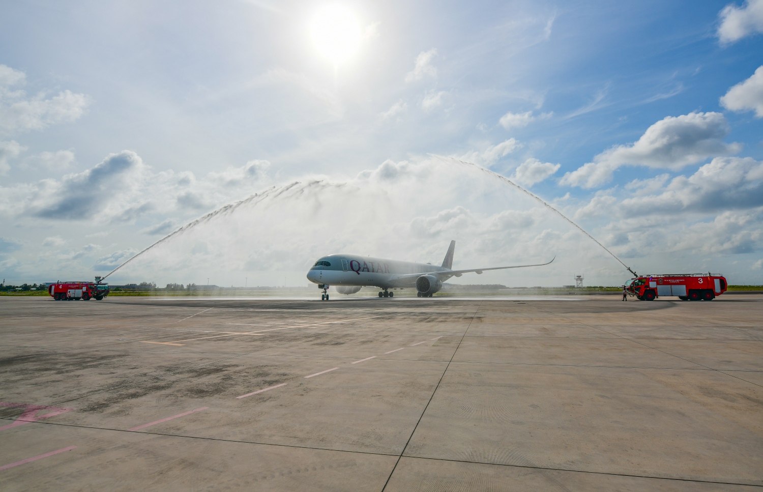 ހުޅުލެ: ޖުލައި 15، 2020: ކޮވިޑް-19 އިން ރައްކާތެރިވުމަށް އެޅި ފިޔަވަޅުތަކުގެ ތެރެއިން، ރާއްޖޭގެ ބޯޑަރު ގާތްގަނޑަކަށް ހަތަރު މަސް ދުވަހަށް ބަންދު ކުރުމަށް ފަހު އަލުން ހުޅުވާލުމުން އެންމެ ފުރަތަމަ ވީއައިއޭ އަށް ޖެއްސި ގަތަރު އެއާވޭސްގެ މަތިންދާބޯޓަށް ވޯޓާ ސެލިއުޓެއް އަރުވަނީ.-- ފޮޓޯ: ނިޝާން އަލީ /މިހާރު