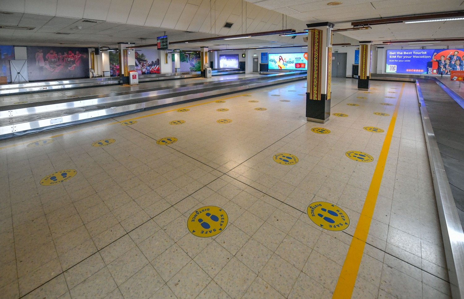 ހުޅުލެ: ޖުލައި 15، 2020: ކޮވިޑް-19 އިން ރައްކާތެރިވުމަށް އެޅި ފިޔަވަޅުތަކުގެ ތެރެއިން، ރާއްޖޭގެ ބޯޑަރު ގާތްގަނޑަކަށް ހަތަރު މަސް ދުވަހަށް ބަންދު ކުރުމަށް ފަހު އަލުން ހުޅުވާލުމަށް އެއާޕޯޓުގެ އެތެރެ ތައްޔާރުވެފައި.-- ފޮޓޯ: ނިޝާން އަލީ /މިހާރު