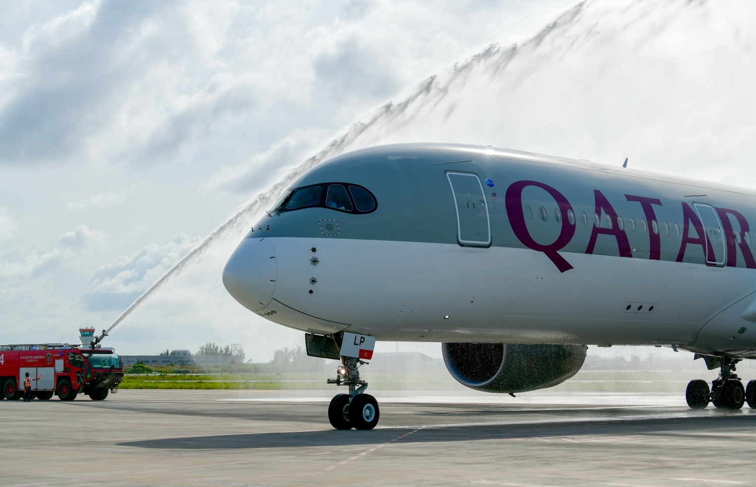 ހުޅުލެ: ޖުލައި 15، 2020: ކޮވިޑް-19 އިން ރައްކާތެރިވުމަށް އެޅި ފިޔަވަޅުތަކުގެ ތެރެއިން، ރާއްޖޭގެ ބޯޑަރު ގާތްގަނޑަކަށް ހަތަރު މަސް ދުވަހަށް ބަންދު ކުރުމަށް ފަހު އަލުން ހުޅުވާލުމުން އެންމެ ފުރަތަމަ ވީއައިއޭ އަށް ޖެއްސި ގަތަރު އެއާވޭސްގެ މަތިންދާބޯޓަށް ވޯޓާ ސެލިއުޓެއް އަރުވަނީ.-- ފޮޓޯ: ނިޝާން އަލީ /މިހާރު