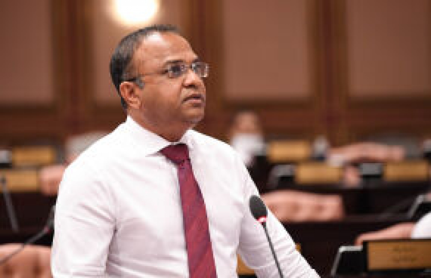 ހެންވޭރު ދެކުނު ދާއިރާގެ މެންބަރު ހުސެއިން ޝަހީމް (އަނދުން ހުސެއިން) ކުރީގެ ޖަލްސާއެއްގައި މަޖިލީހުގައި ވާހަކަ ދައްކަވަނީ--ފޮޓޯ: މަޖިލިސް