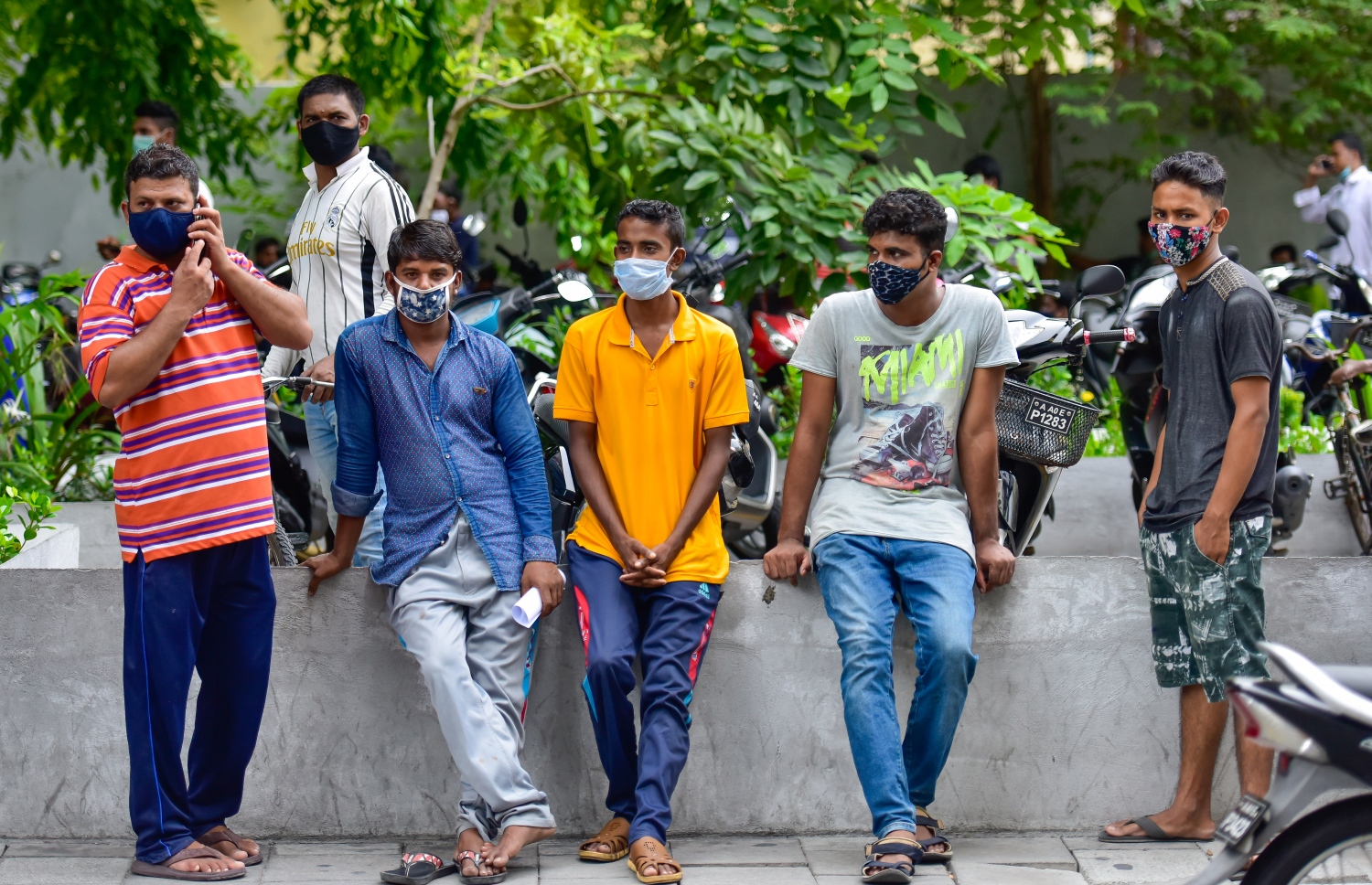 ހީނާމާގެ ޕާކިން ކުރިމަތީ އެއްވެ ތިބި ބައެއް ބިދޭސީން -- ފޮޓޯ: އަހުމަދު އަވްޝަން އިލްޔާސް/ މިހާރު