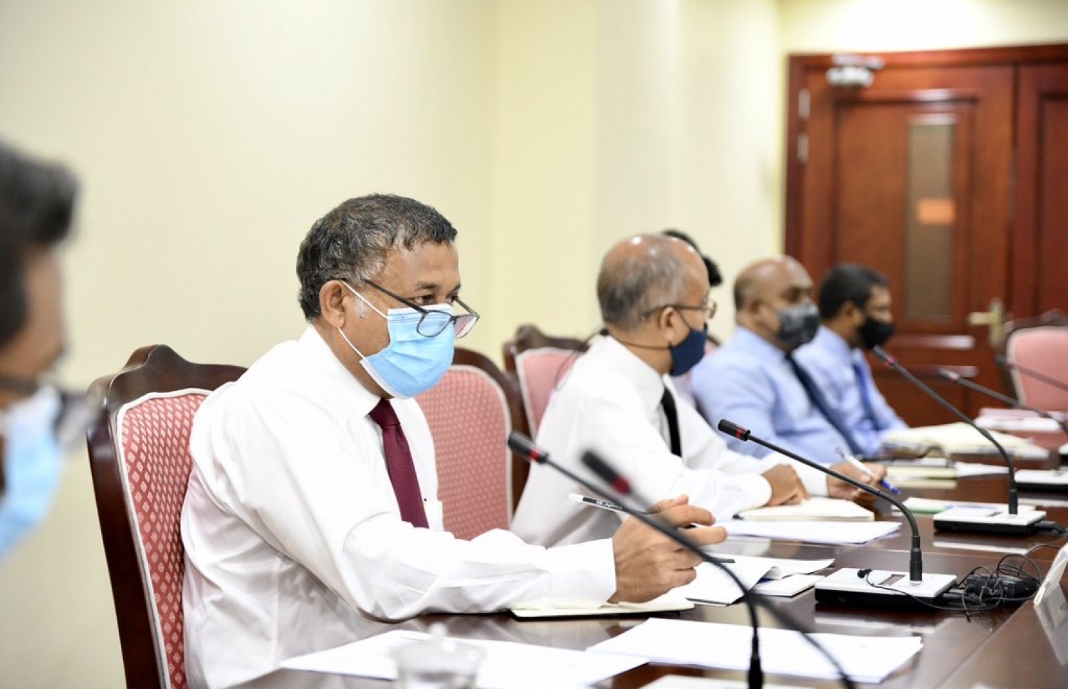 ހައުސިން މިނިސްޓަރު އަސްލަމް، ރައްޔިތުންގެ މަޖިލީހުގެ ކަމާ ގުޅޭ ކޮމިޓީ އަށް މިއަދު ޖަވާބުދާރިވެވަޑައިގަންނަވަނީ.---ފޮޓޯ: މަޖިލިސް