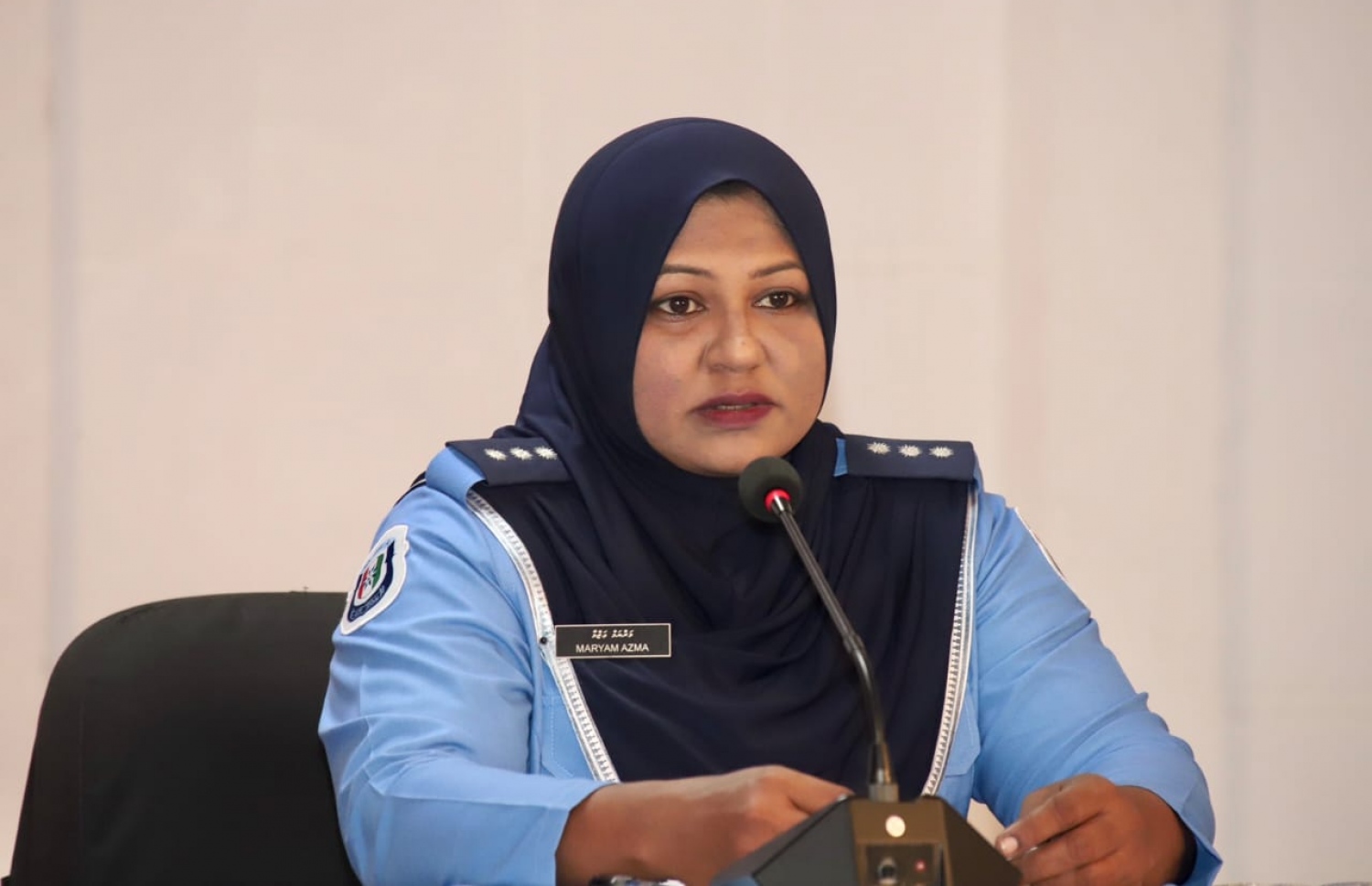 އަޒްމާ ނޫސްވެރިންނާ ވާހަކަ ދައްކަވަނީ. --ފޮޓޯ/ޕޮލިސް