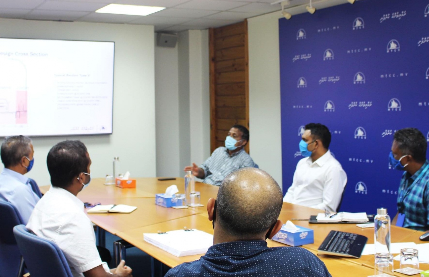 ނައިބު ރައީސް، ފައިސަލް، އެމްޓީސީސީގެ އިސްވެރިންނާ މިއަދު ބައްދަލުކުރައްވަނީ.---ފޮޓޯ: އެމްޓީސީސީ