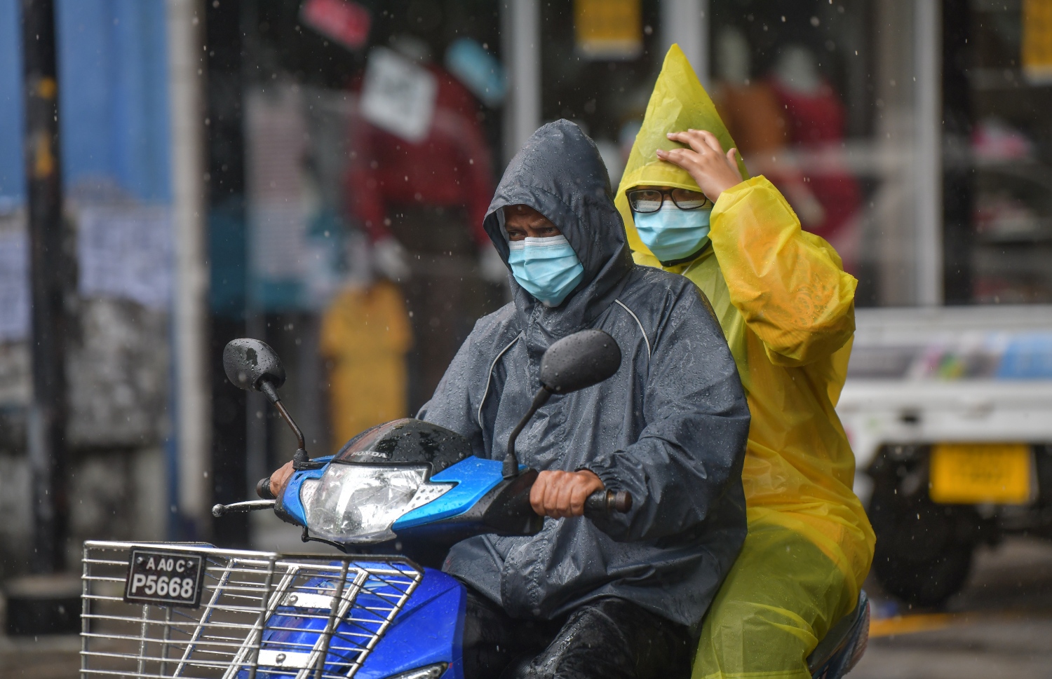 މާލެ: ޖުލައި 19، 2020: މޫސުން ގޯސްވެ، ކަނޑުގަދަވުން: މުޅި ރާއްޖެ އަށް ވަކި ވަގުތުތަކެއްގައި ވިއްސާރަކޮށް، ރާޅުއަރާފާނެ ކަމަށް މޫސުމާ ބެހޭ އިދާރާ އިން ލަފާކުރޭ.-- ފޮޓޯތައް:ނިޝާން އަލީ /މިހާރު