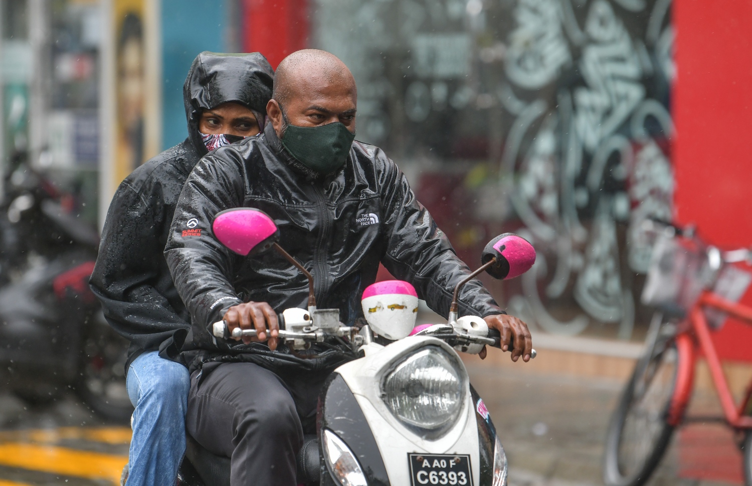 މާލެ: ޖުލައި 19، 2020: މޫސުން ގޯސްވެ، ކަނޑުގަދަވުން: މުޅި ރާއްޖެ އަށް ވަކި ވަގުތުތަކެއްގައި ވިއްސާރަކޮށް، ރާޅުއަރާފާނެ ކަމަށް މޫސުމާ ބެހޭ އިދާރާ އިން ލަފާކުރޭ.-- ފޮޓޯތައް:ނިޝާން އަލީ /މިހާރު