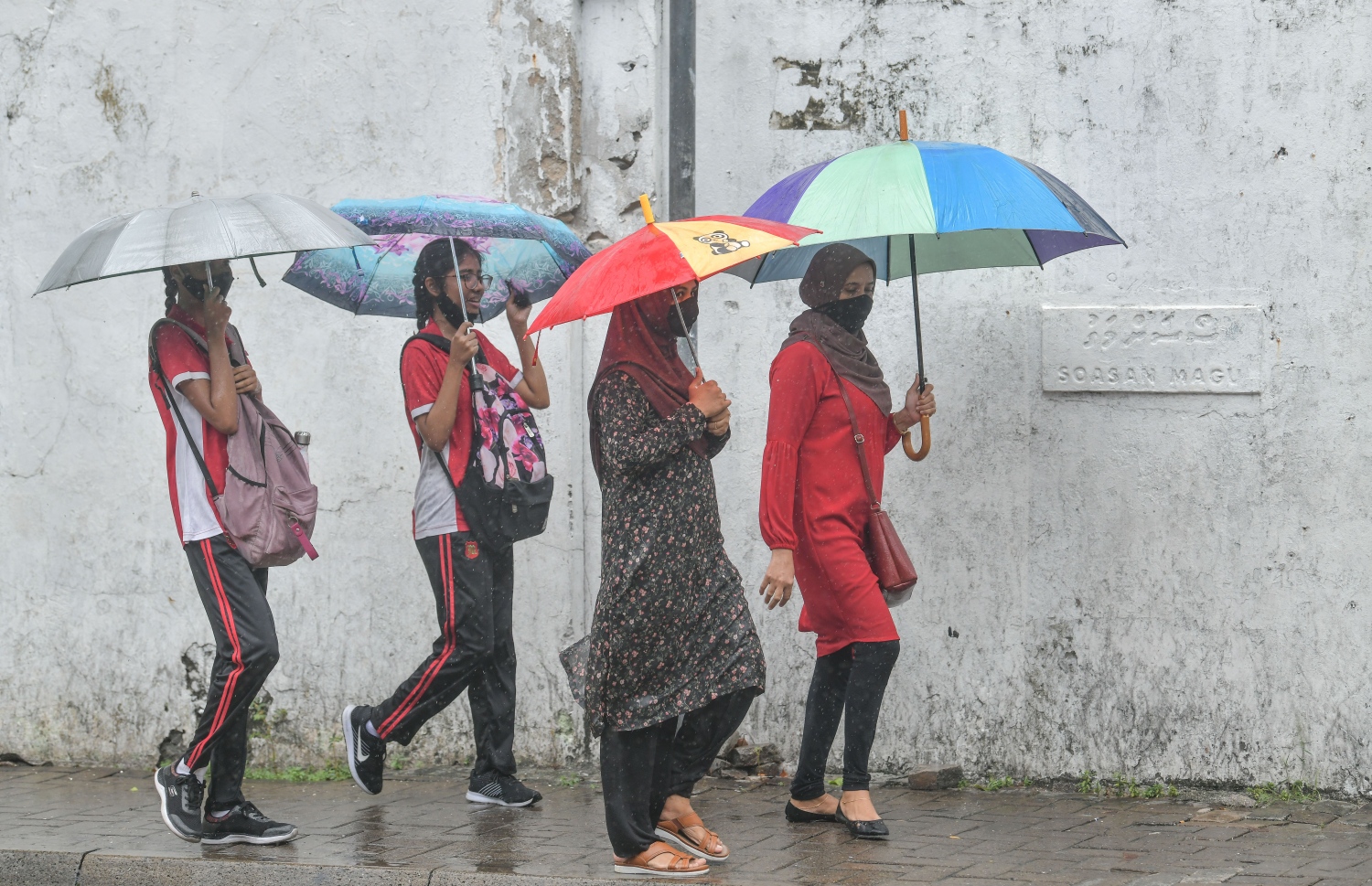 މާލެ: ޖުލައި 19، 2020: މޫސުން ގޯސްވެ، ކަނޑުގަދަވުން: މުޅި ރާއްޖެ އަށް ވަކި ވަގުތުތަކެއްގައި ވިއްސާރަކޮށް، ރާޅުއަރާފާނެ ކަމަށް މޫސުމާ ބެހޭ އިދާރާ އިން ލަފާކުރޭ.-- ފޮޓޯތައް: އަހުމަދު އަވްޝަން އިލްޔާސް /މިހާރު