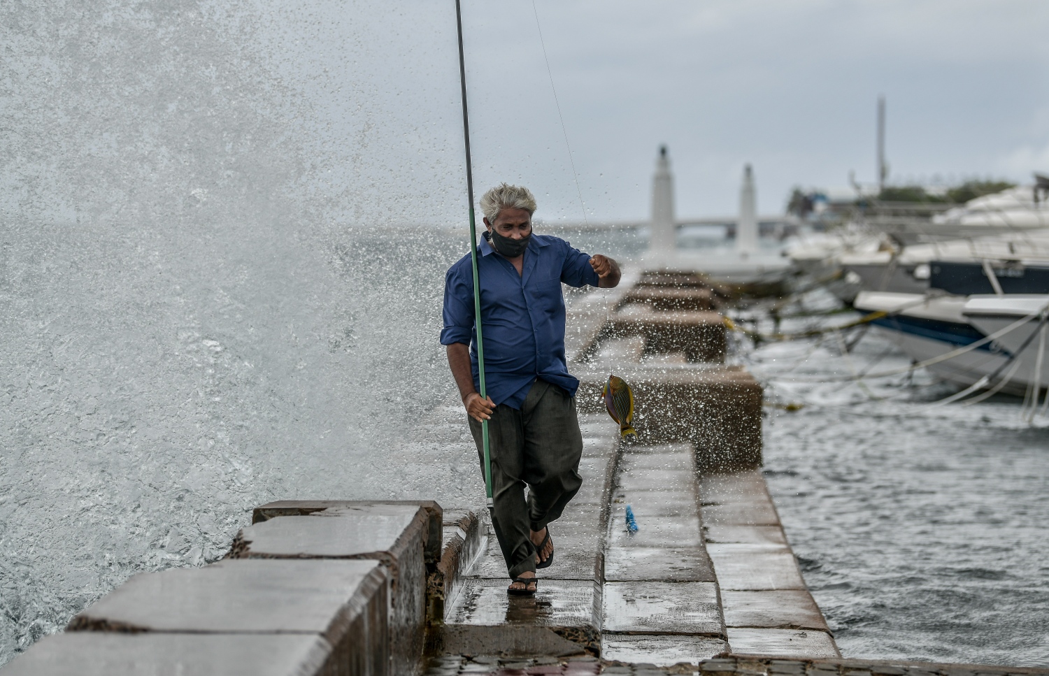 މާލެ: ޖުލައި 19، 2020: މޫސުން ގޯސްވެ، ކަނޑުގަދަވުން: މުޅި ރާއްޖެ އަށް ވަކި ވަގުތުތަކެއްގައި ވިއްސާރަކޮށް، ރާޅުއަރާފާނެ ކަމަށް މޫސުމާ ބެހޭ އިދާރާ އިން ލަފާކުރޭ.-- ފޮޓޯތައް: އަހުމަދު އަވްޝަން އިލްޔާސް /މިހާރު