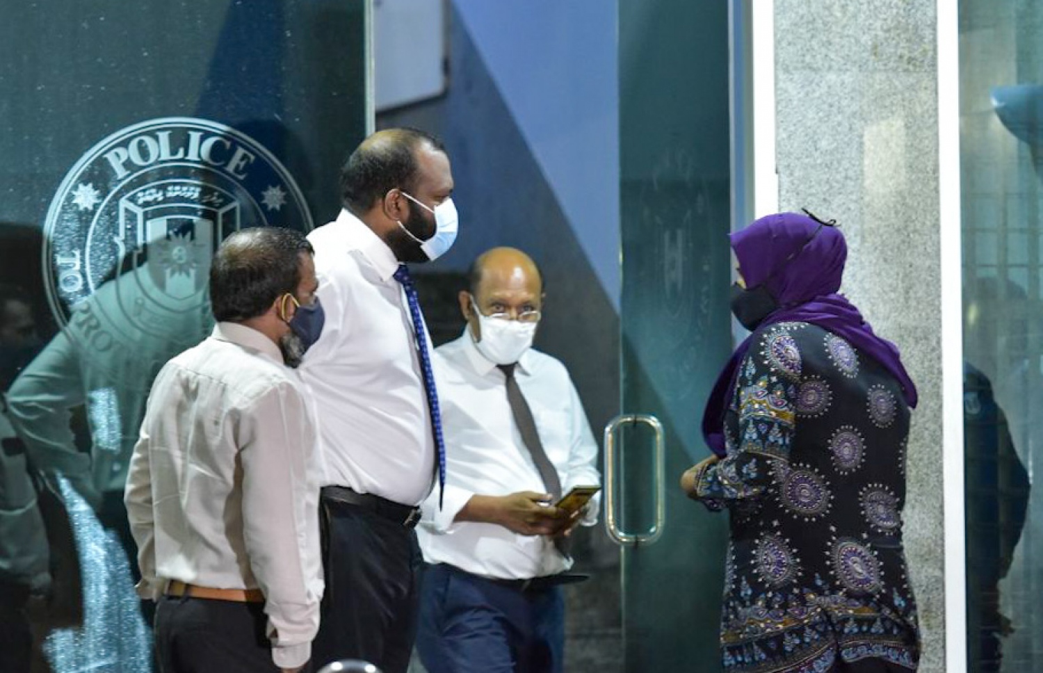 ކުރީގެ ޓޫރިޒަމް މިނިސްޓަރު އަލީ ވަހީދު، މިރޭ ފުލުސް އޮފީހަށް ވަދެވަޑައިގަތުމުގެ ކުރިން ބޭރުގައި ގާނޫނީ ވަކީލުންނާ އެކު.---ފޮޓޯ: އަހުމަދު އަވްޝަން/މިހާރު