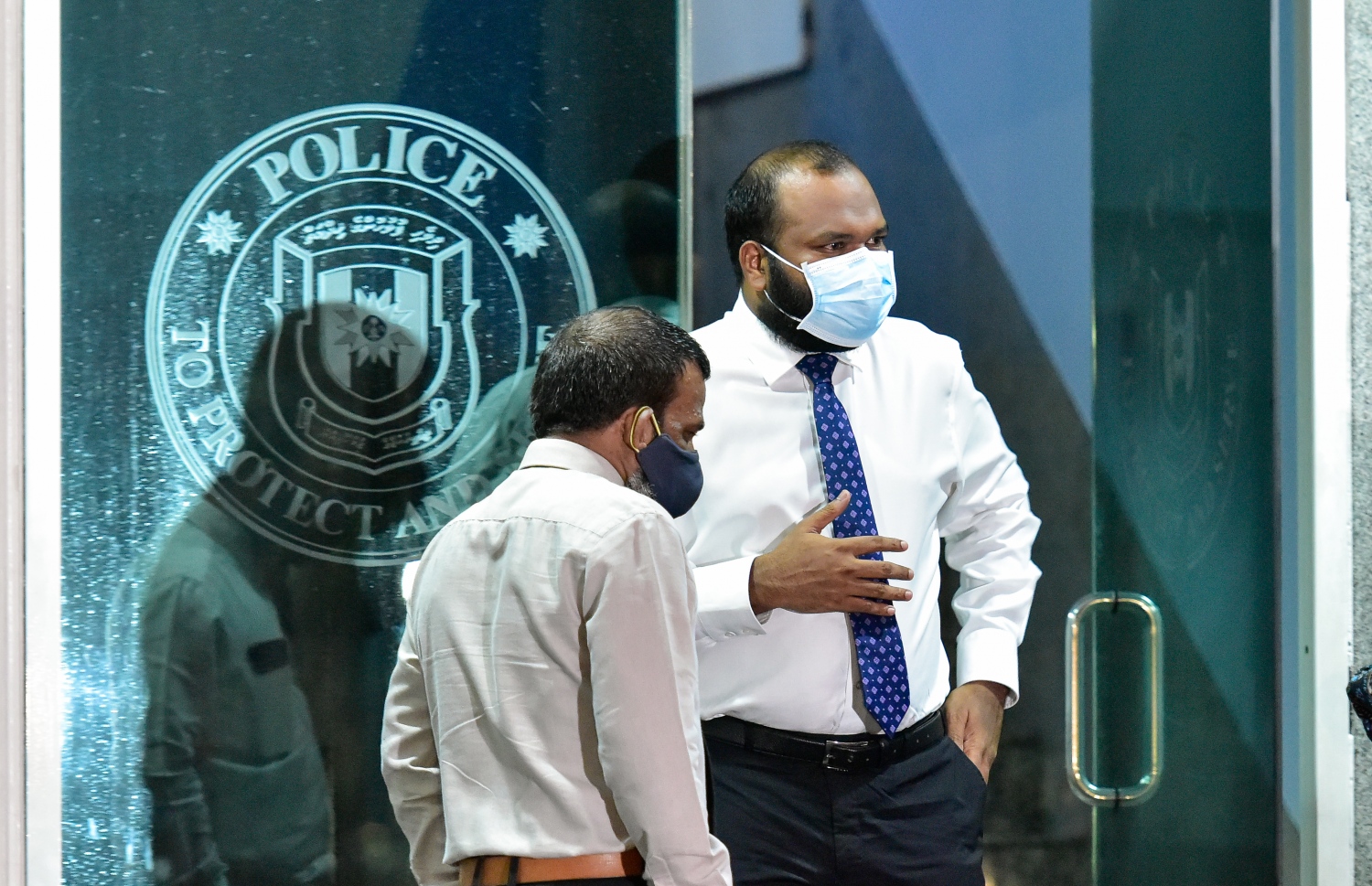 އަލީ ވަހީދު ފުލުހުންގެ މައި އިދާރާ ބޭރުގައި އޭނާގެ ވަކީލުންނާ މަޝްވަރާ ކުރައްވަނީ -- ފޮޓޯ: އަހުމަދު އަވްޝަން އިލްޔާސް/ މިހާރު