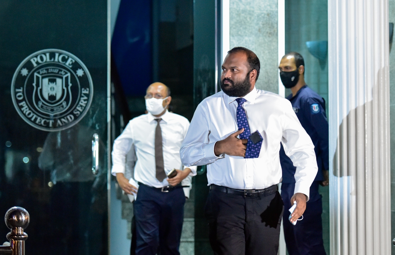 އަލީ ވަހީދު، އޭނާގެ ގާނޫނީ ވަކީލު ހަސީނާ އެކު ރޭ ފުލުސް އޮފީހުން ނުކުމެވަޑައިގަންނަވަނީ.---ފޮޓޯ: އަހުމަދު އަވްޝަން/މިހާރު