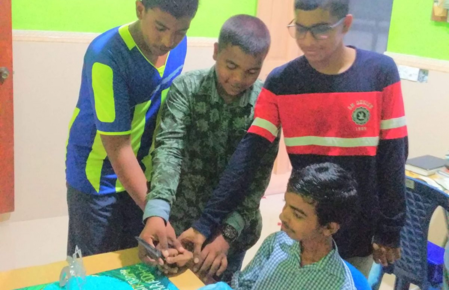 އިރުޝާދުގެ ރައްޓެހިންތަކަކާ އެކު އޭނާގެ އުފަން ދުވަހު ކޭކު ފަޅަނީ: ގާތް ރައްޓެހިންގެ އެހީތެރިކަން އޭނާ ފާހަގަކުރޭ