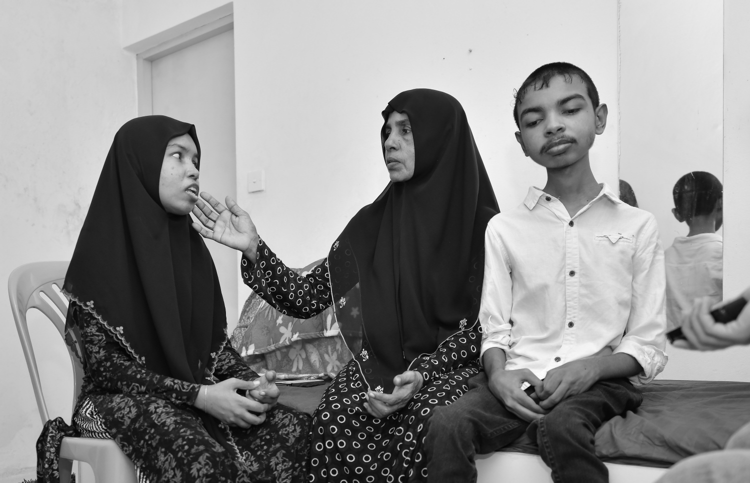 ނަސީމާ (މ)، އޭނާގެ ދެ ކުދިން ކަމަށްވާ އިރުޝާދު އަދި ޒަހާއާ އެކު.-- ފޮޓޯ: ނިޝާން އަލީ/ މިހާރު