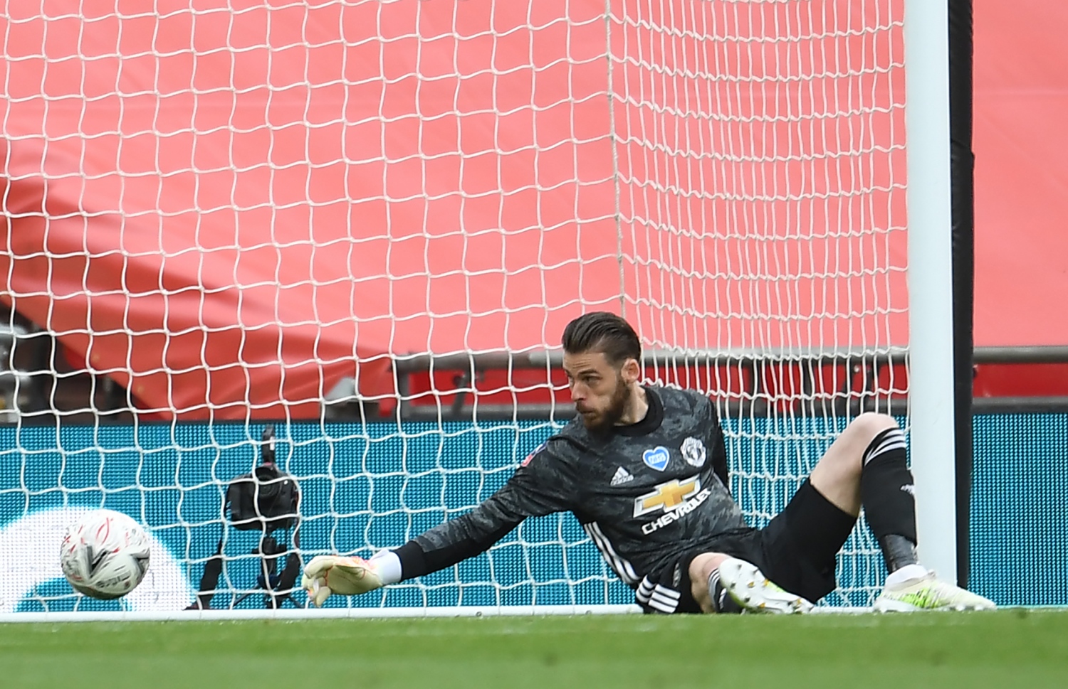 ޑެހެއާ އަތުގައި ޖެހިފައި ގޯލަށް ބޯޅަ ވަންނަނީ. -- ފޮޓޯ: އޭއެފްޕީ