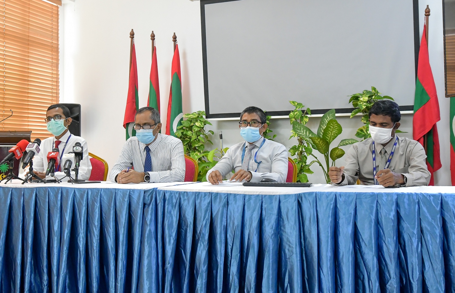 ކަރަންޓުގެ ހިދުމަތާ ގުޅޭގޮތުން މިއަދު ބޭއްވި ނޫސްވެރިންގެ ބައްދަލުވުމުގައި އެކި އިދާރާތަކުގެ ބޭފުޅުން މީޑިއާއާ މައުލޫމާތު ހިއްސާ ކުރަނީ-- ފޮޓޯ: ނިޝާން އަލީ/މިހާރު