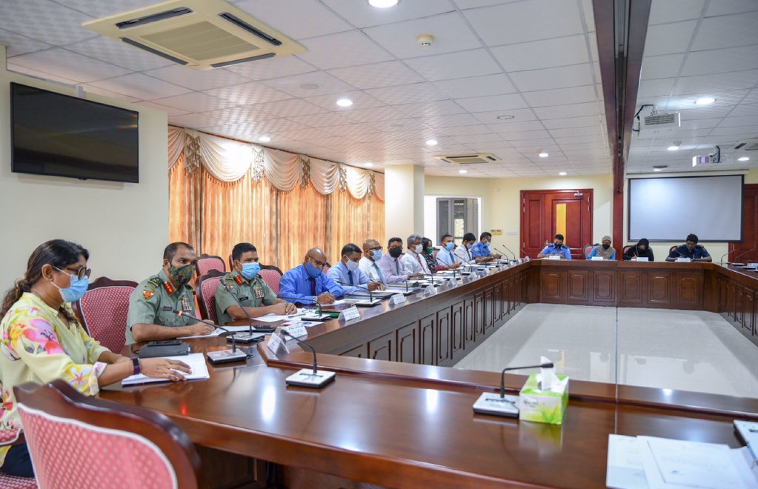 މަޖިލީހުގެ ގައުމީ ސަލާމަތާއި ހާރިޖީ ގުޅުންތަކުގެ ކޮމިޓީގެ އަންގާރަދުވަހުގެ ބައްދަލުވުމުގައި ޑިފެންސް މިނިސްޓަރު މާރިޔާ އާއި ޗީފް އޮފް ޑިފެންސް ފޯސް މޭޖާ ޖެނެރަލް ޝަމާލާއި އެހެން މުއައްސަސާތަކުގެ އިސް ވެރިން.---ފޮޓޯ: މަޖިލިސް