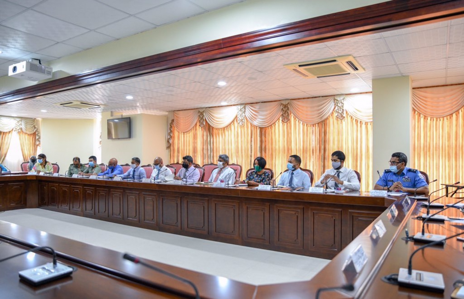 މަޖިލީހުގެ ކަމާގުޅޭ ކޮމިޓީގެ މިއަދުގެ ބައްދަލުވުމުގައި ޑިފެންސް މިނިސްޓަރު މާރިޔާ އާއި ޗީފް އޮފް ޑިފެންސް ފޯސް މޭޖާ ޖެނެރަލް ޝަމާލާއި އެހެން މުއައްސަސާތަކުގެ އިސްވެރިން.---ފޮޓޯ: މަޖިލިސް