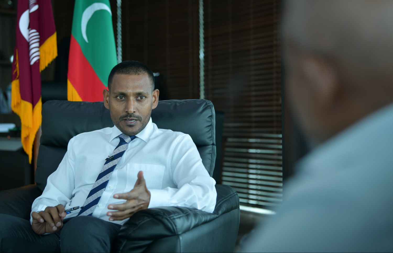 ޝަމީމް "މިހާރު"އާ ވާހަކަ ދައްކަވަނީ. --ފޮޓޯ: އަލީ ނިޝާން/މިހާރު