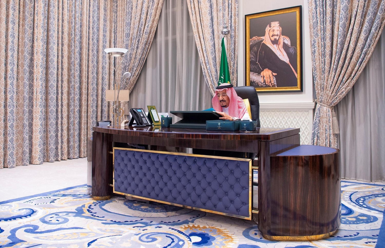 ހޮސްޕިޓަލްގެ އޮފީހުގައި އިންނަވައި ރަސްގެފާން ސަލްމާން ކެބިނެޓުގެ ރިޔާސަތު ބަލަހައްޓަވަނީ. --ފޮޓޯ:އޭއެފްޕީ