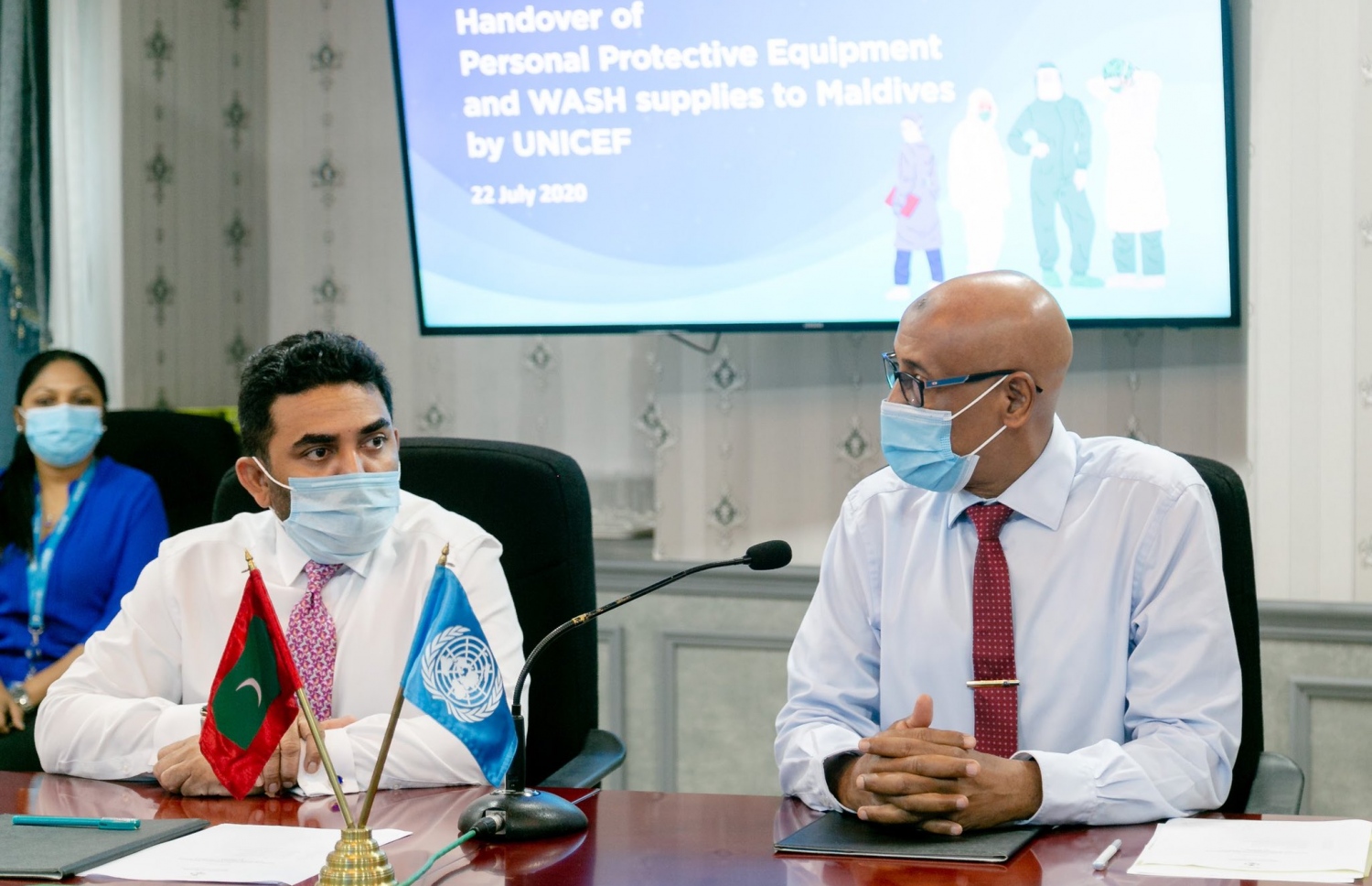 ހެލްތު މިނިސްޓަރު އަބްދުﷲ އަމީނާއި  ޔުނިސެފްއިން ރާއްޖެއަށް ކަނޑައަޅުއްވާފައިވާ މަންދޫބު ޑރ. މުނީރު: ޔުނިސެފްއިން ރާއްޖެއަށް ވަނީ 6.5 މިލިއަން ރުފިޔާގެ ތަކެތި މިއަދު ހަދިޔާ ކޮށްފައި-- ފޮޓޯ: ހެލްތް މިނިސްޓްރީ