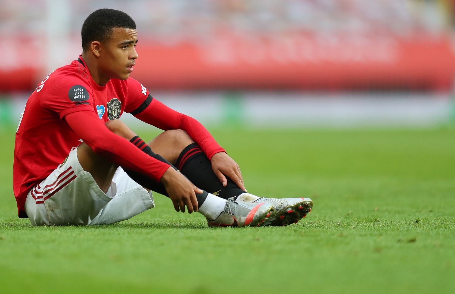 ރޭގެ މެޗުގެ ތެރެއިން ޔުނައިޓެޑްގެ ގްރީންވުޑް ދަނޑުމަތީގައި އިށީދެގެން. -- ފޮޓޯ: އޭއެފްޕީ