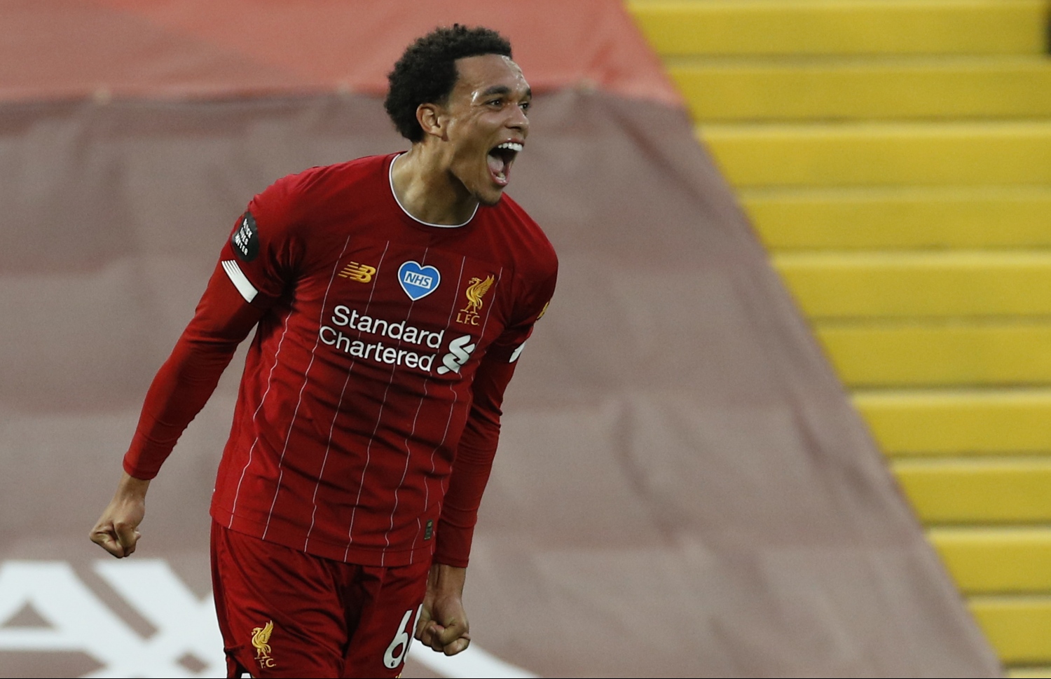 ރޭގެ މެޗުގައި މޮޅު ކުޅުމެއް ދެއްކި އާނޯލްޑް ލަނޑު ޖެހުމަށް ފަހު އުފާފާޅުކުރަނީ. -- ފޮޓޯ: އޭއެފްޕީ