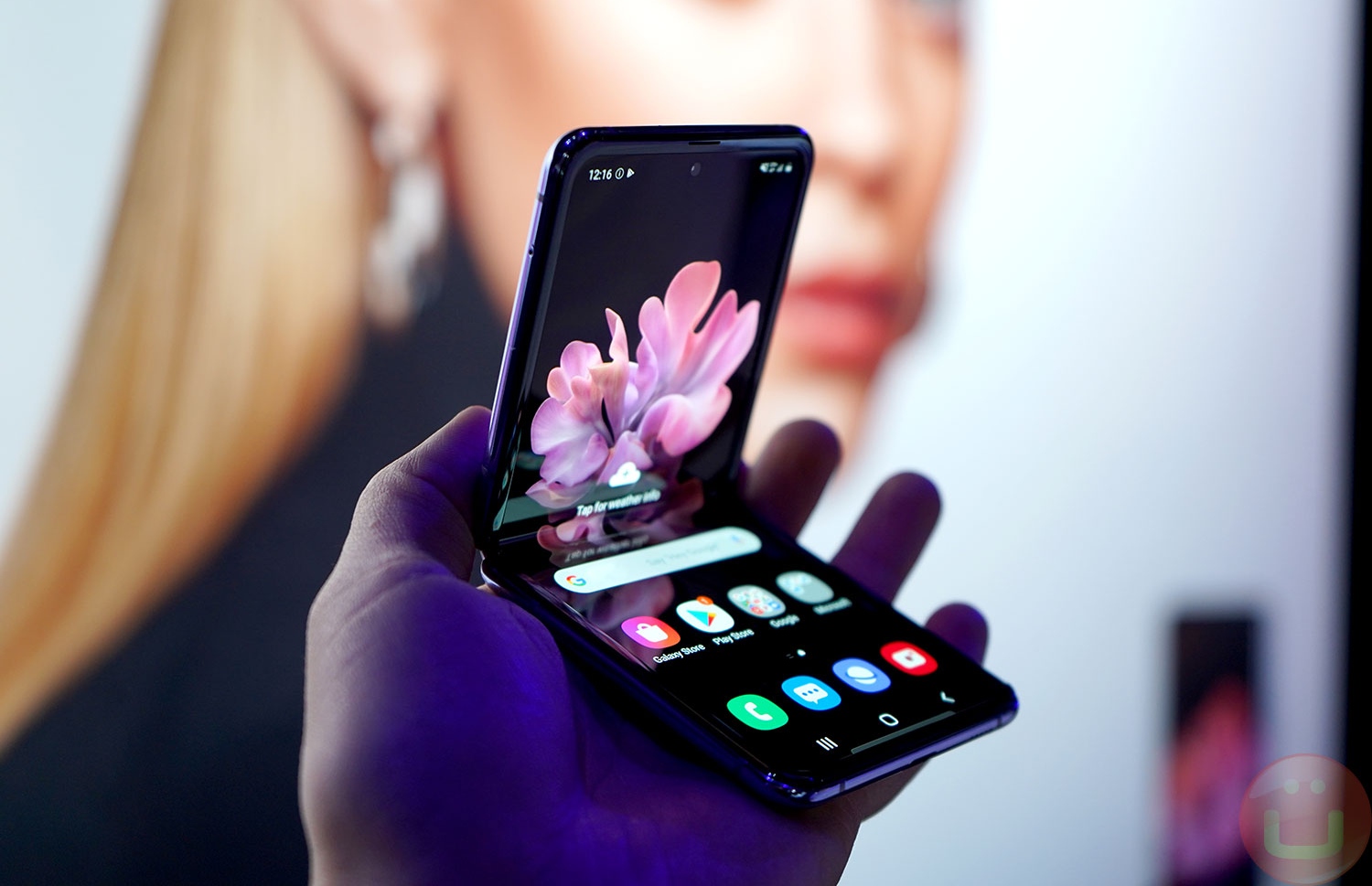 ސެމްސަންގް ޒީ ފްލިޕް 5ޖީ ފޯނެއް.