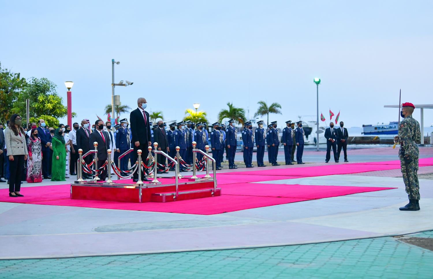 ރާއްޖޭގެ 55 ވަނަ މިނިވަން ދުވަހުގެ މުނާސަބަތުގައި ދިދަ ނެގުމަށް ޖުމްހޫރީ މައިދާނުގައި ބޭއްވި ރަސްމިއްޔާތު: ރައީސް އިބްރާހިމް މުހައްމަދު ސޯލިހު އާއި ސަރުކާރުގެ ބައެއް ވަޒީރުން މިރަސްމިއްޔާތުގައި ބައިވެރި ވަޑައިގަންނަވަނީ . ---ފޮޓޯ: އަހުމަދު އަވްޝަން/މިހާރު