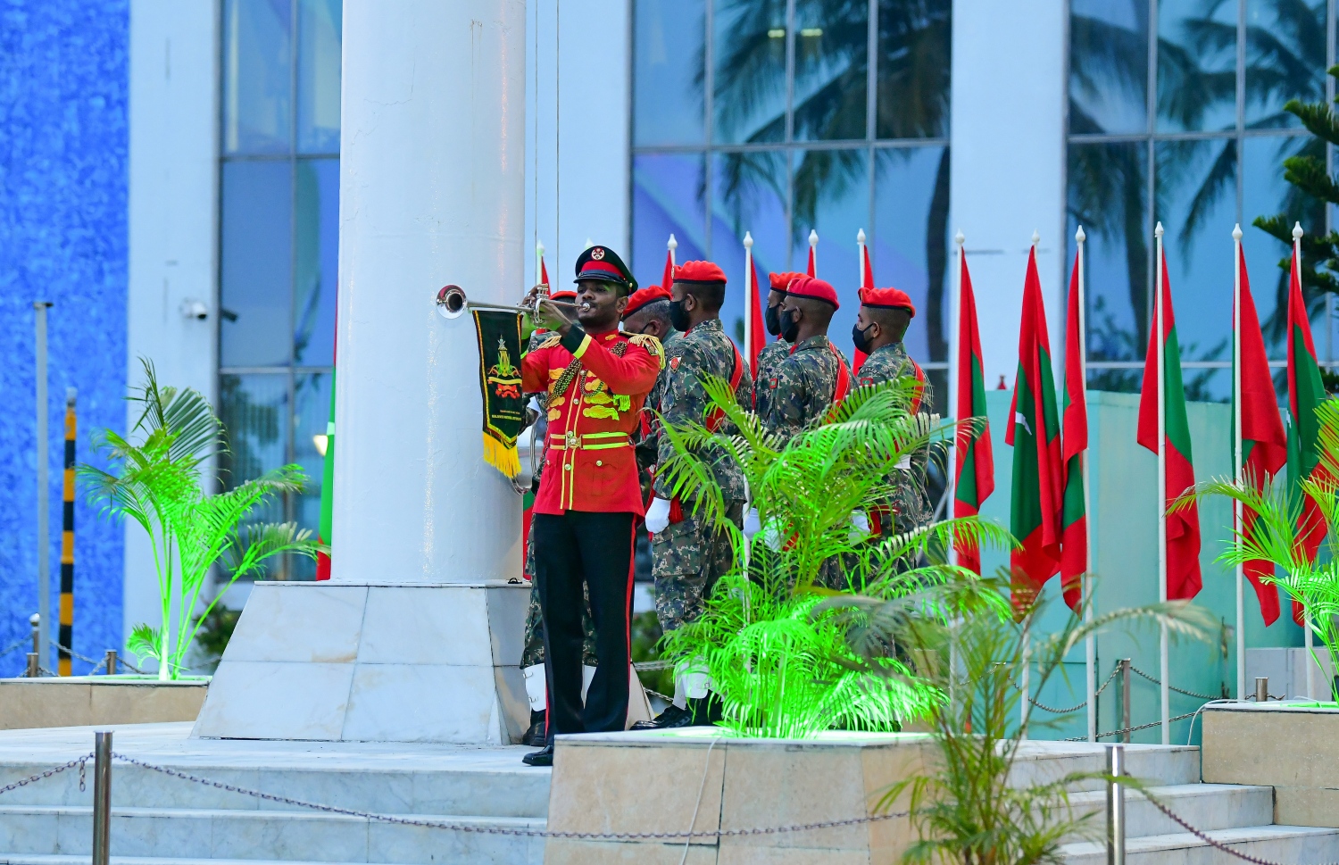 މާލެ: ޖުލައި 26، 2020- ރާއްޖޭގެ 55 ވަނަ މިނިވަން ދުވަހުގެ މުނާސަބަތުގައި ޖުމްހޫރީ މައިދާނުގެ ޕޯސްޓަށް ދިދަ ނަގާއިރު، ސިފައިންގެ ބޭންޑުގައި މިއުޒިކް ކުޅެނީ.---ފޮޓޯ: އަހުމަދު އަވްޝަން/މިހާރު